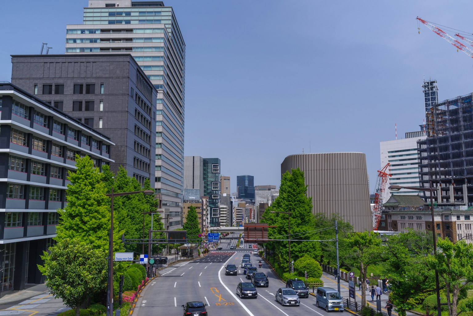 Paisaje urbano con edificios modernos y árboles verdes con tráfico