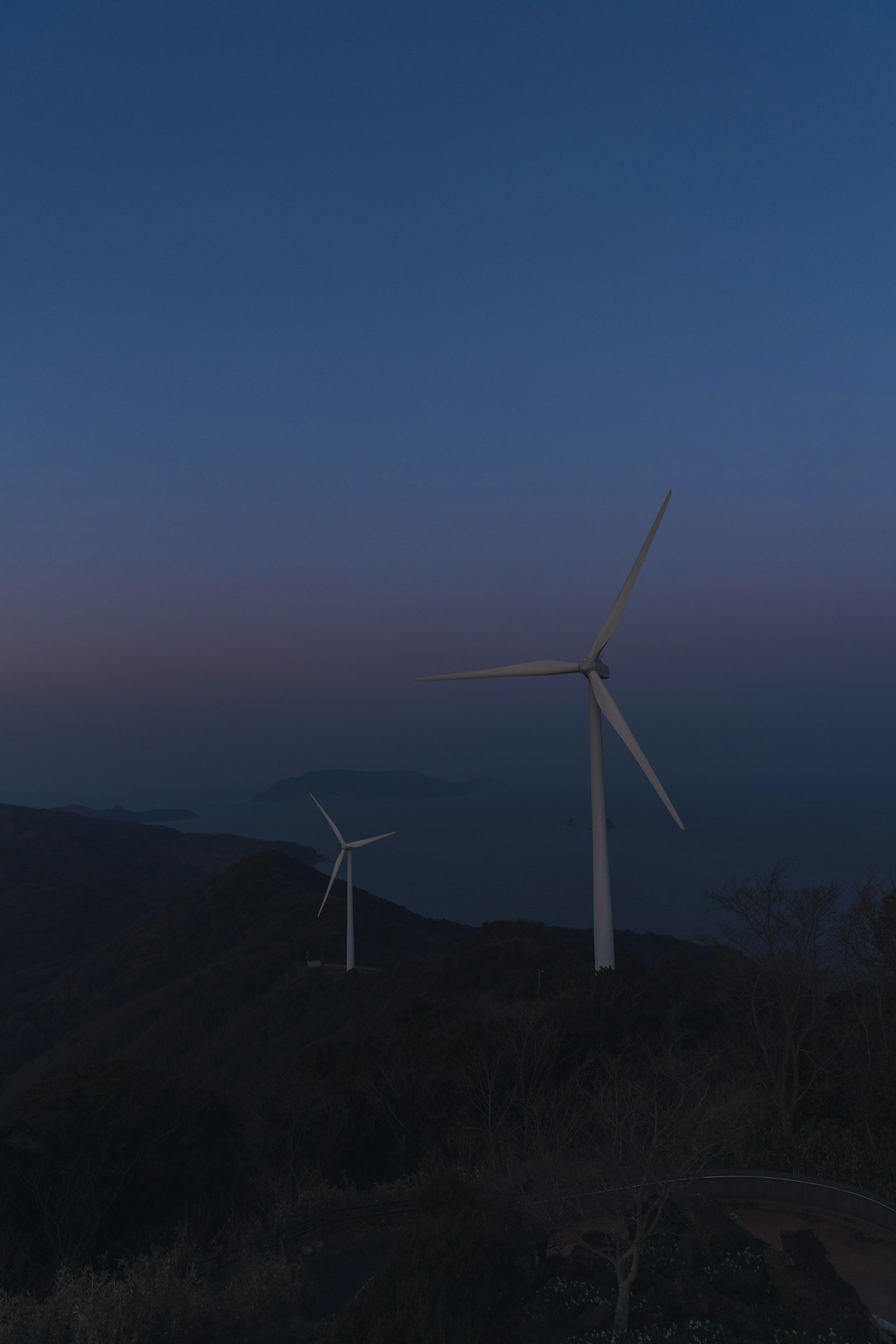 Turbine eoliche su una montagna al crepuscolo