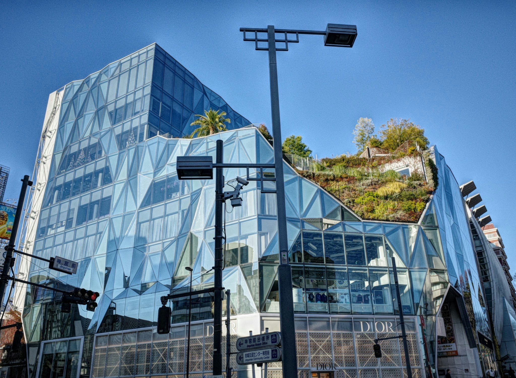 現代的なガラスの建物と緑の屋上が特徴的な都市の風景