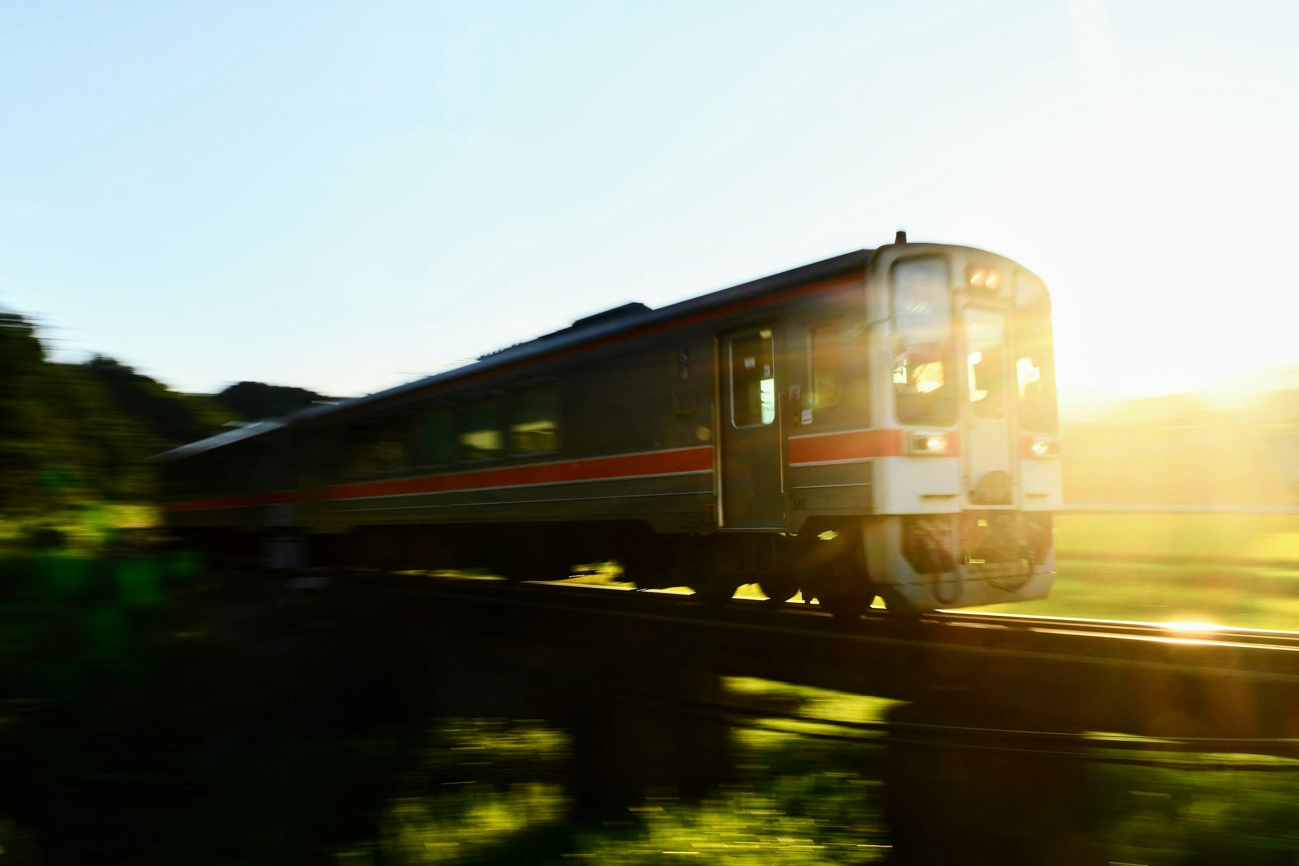 夕日に照らされる名松線の列車の流し撮り