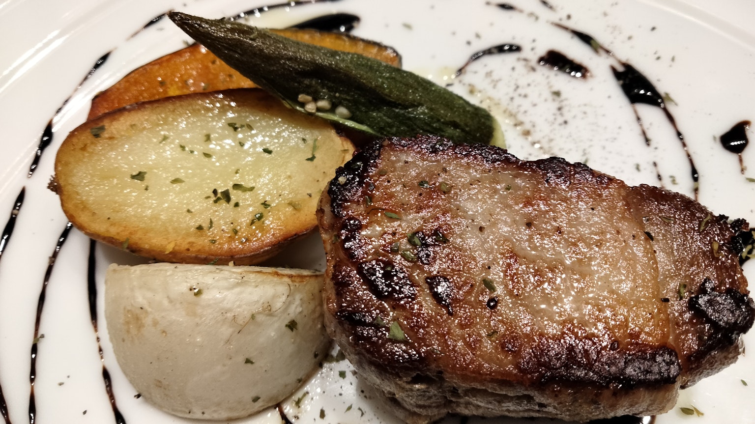 Leckeres Steak mit geröstetem Gemüse auf einem Teller