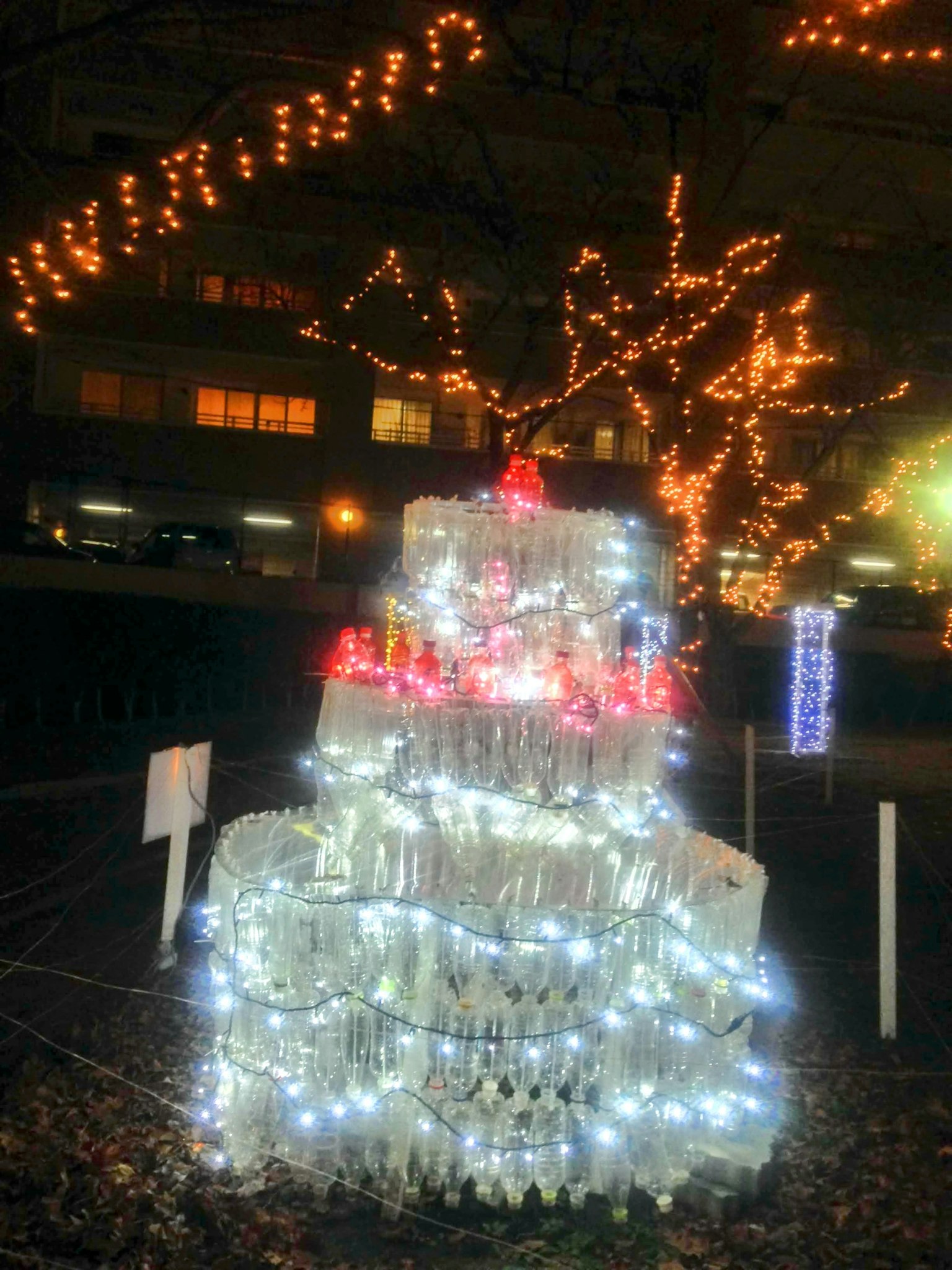 Dekorative Struktur, die einem Weihnachtsbaum ähnelt, beleuchtet mit Lichtern