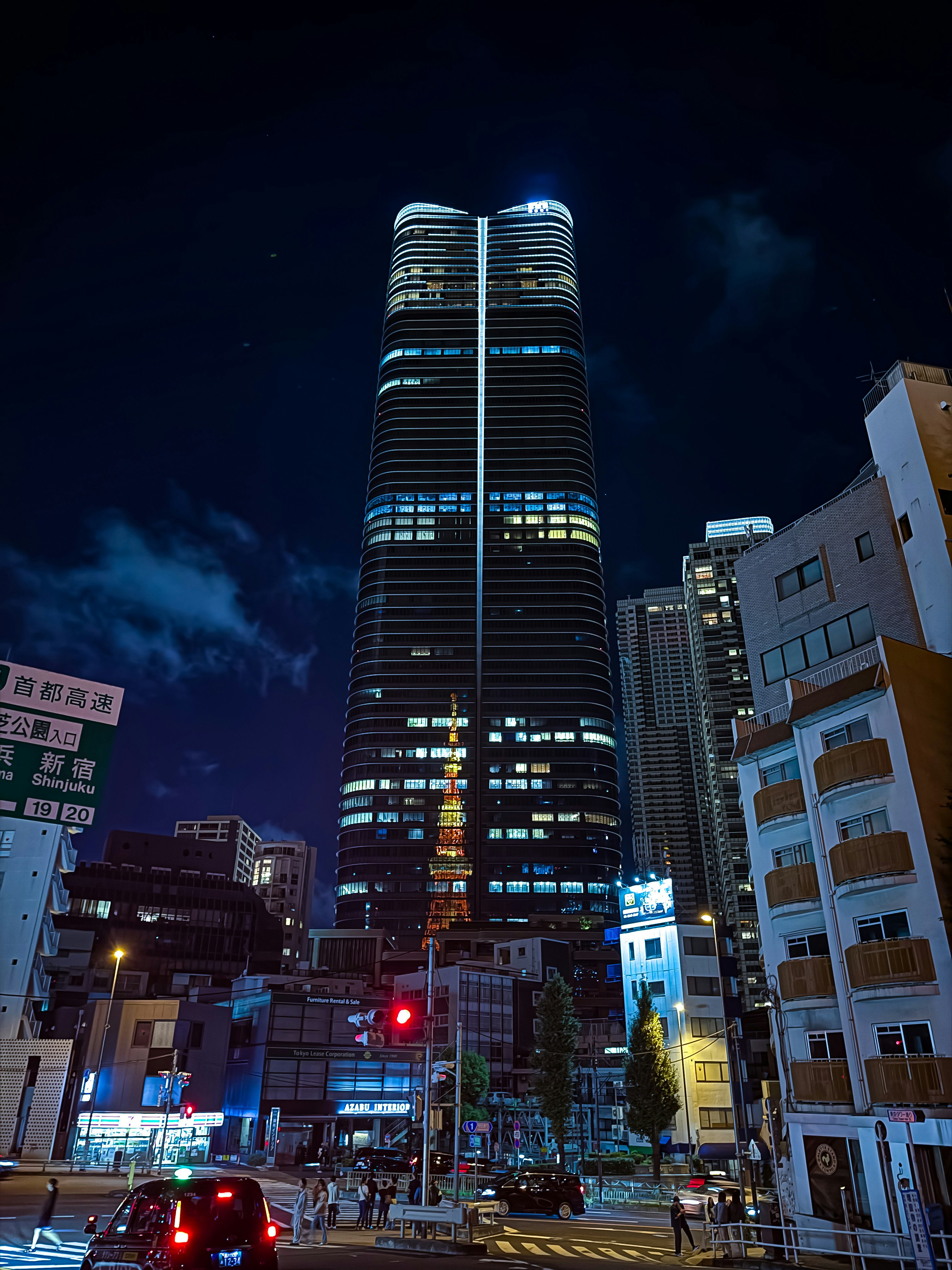 夜の東京の高層ビルが並ぶ街並み