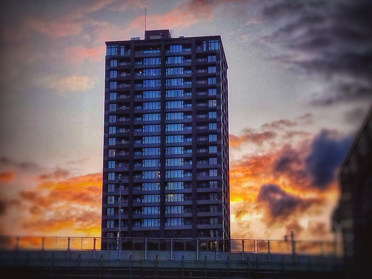 大阪市内のタワマンと夕焼け雲の夕刻の空