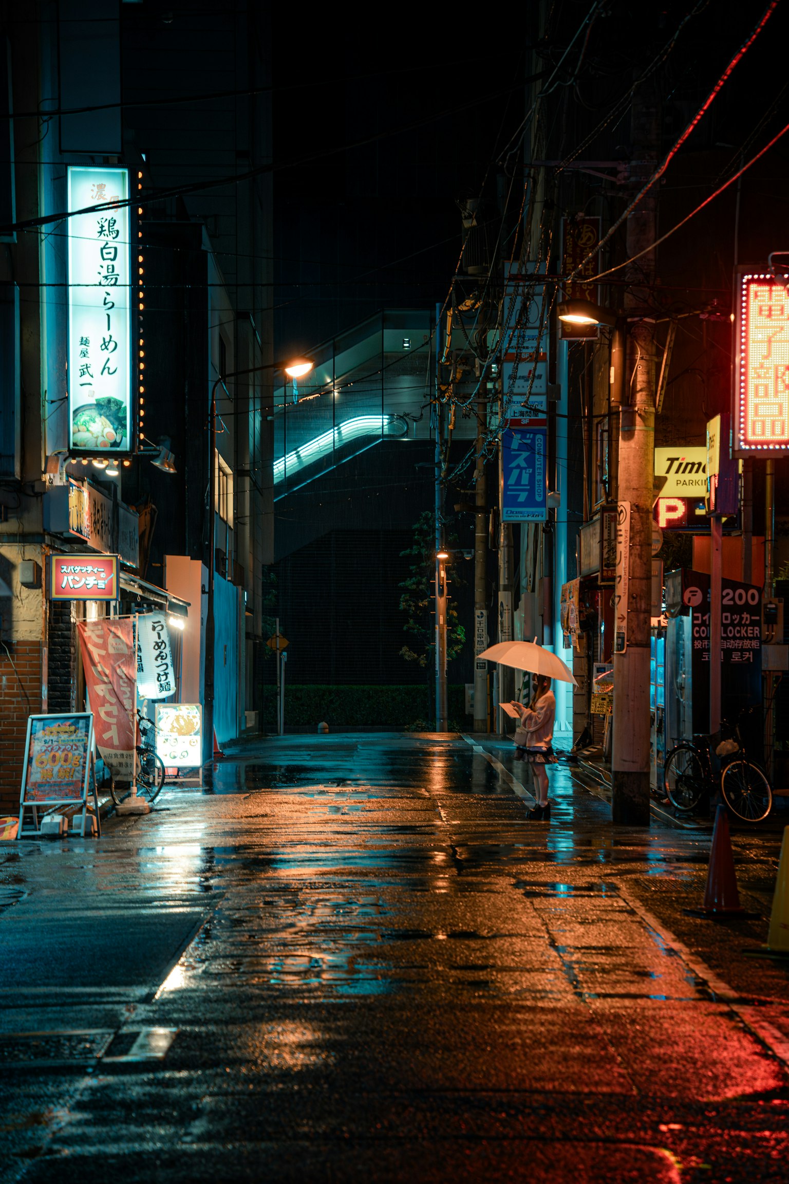 雨中发光的霓虹标志的黑暗小巷