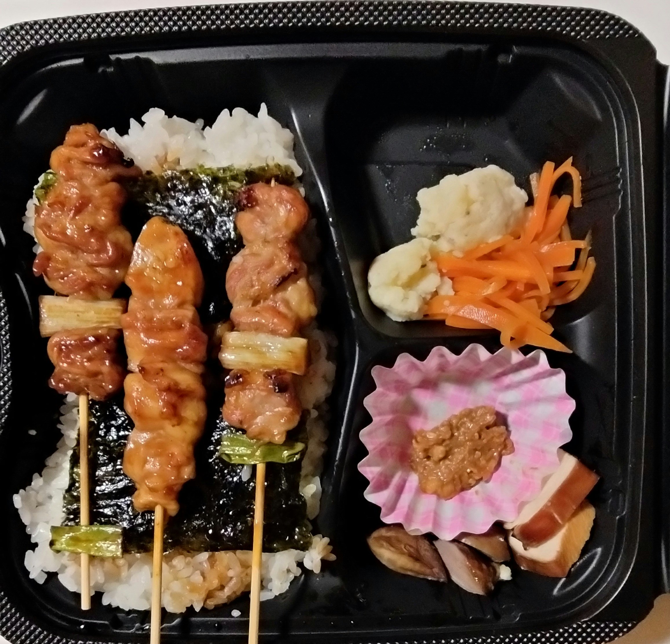 khay cơm hộp bento Nhật với gà nướng, cơm và món kèm