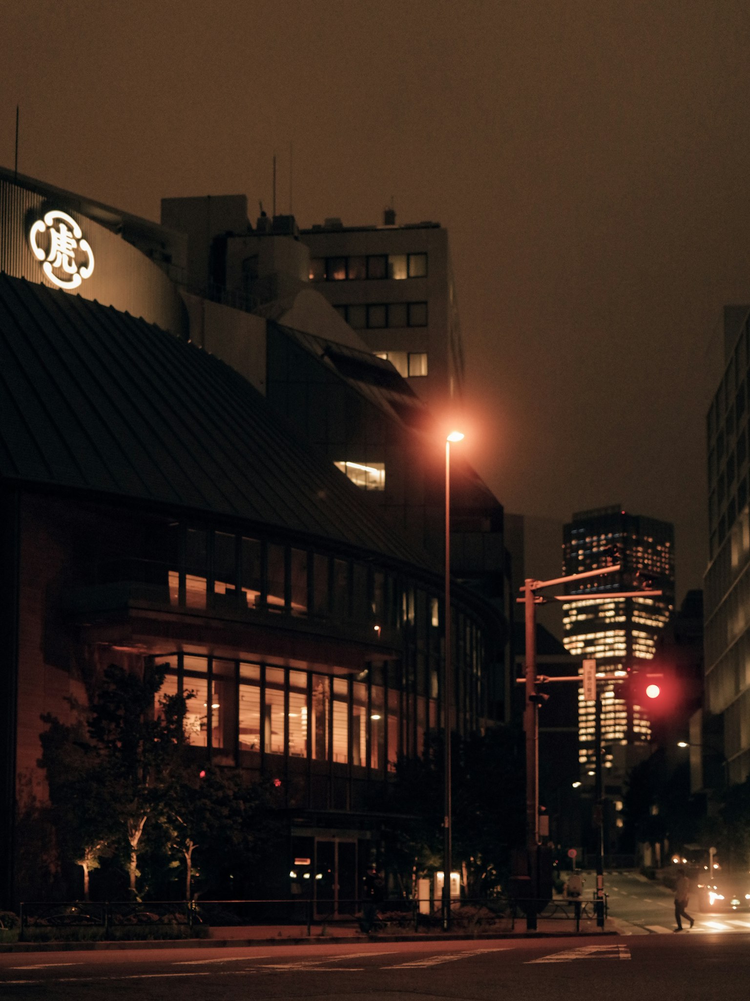 夜の街並みの中にあるモダンな建物と街灯の光