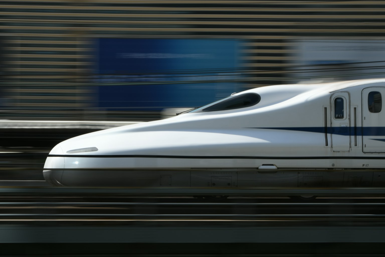 Tàu Shinkansen tốc độ cao đang chuyển động với thiết kế khí động học