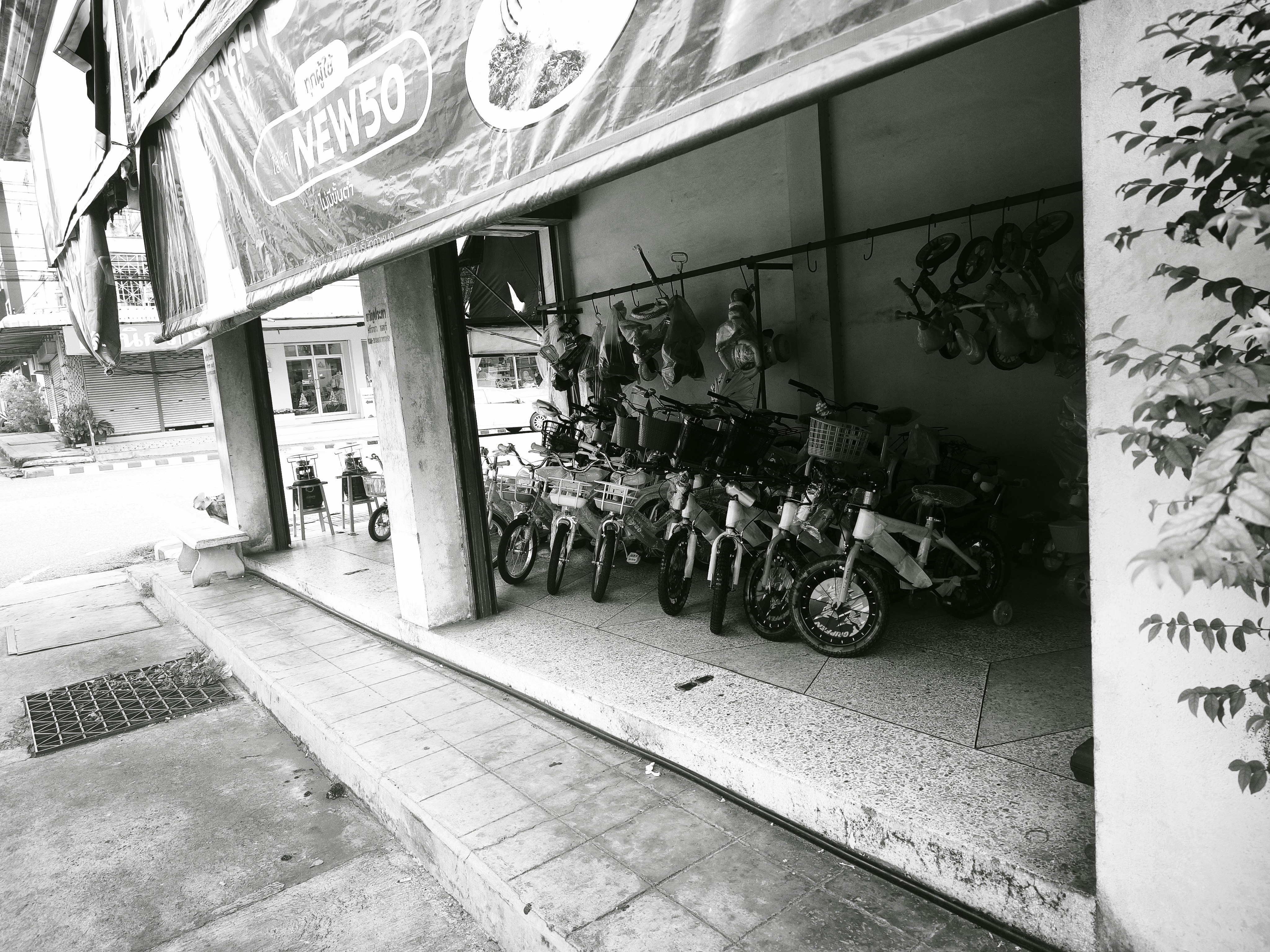 自転車が並ぶ路地の店先