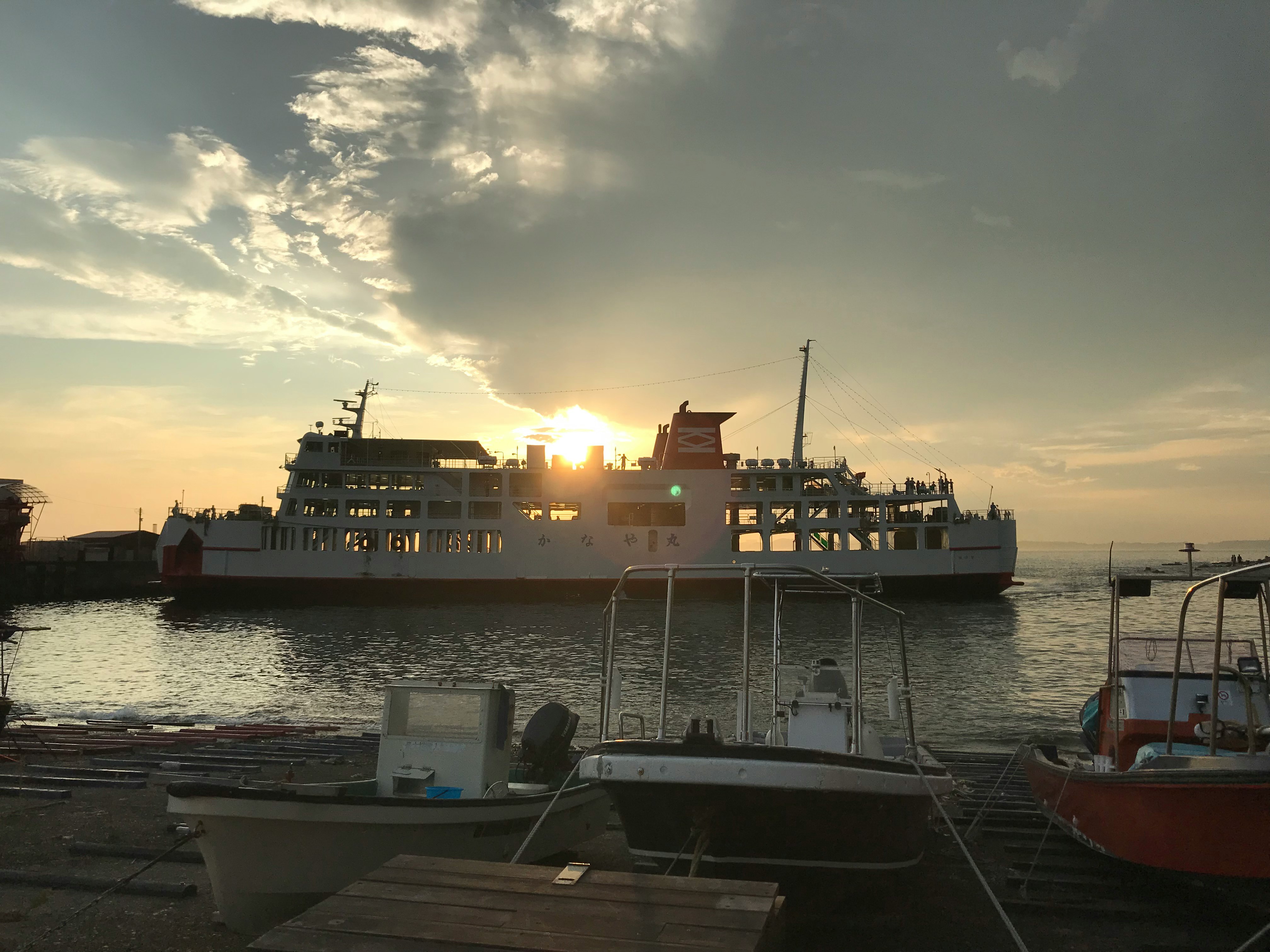 夕陽を背に港に停泊する船
