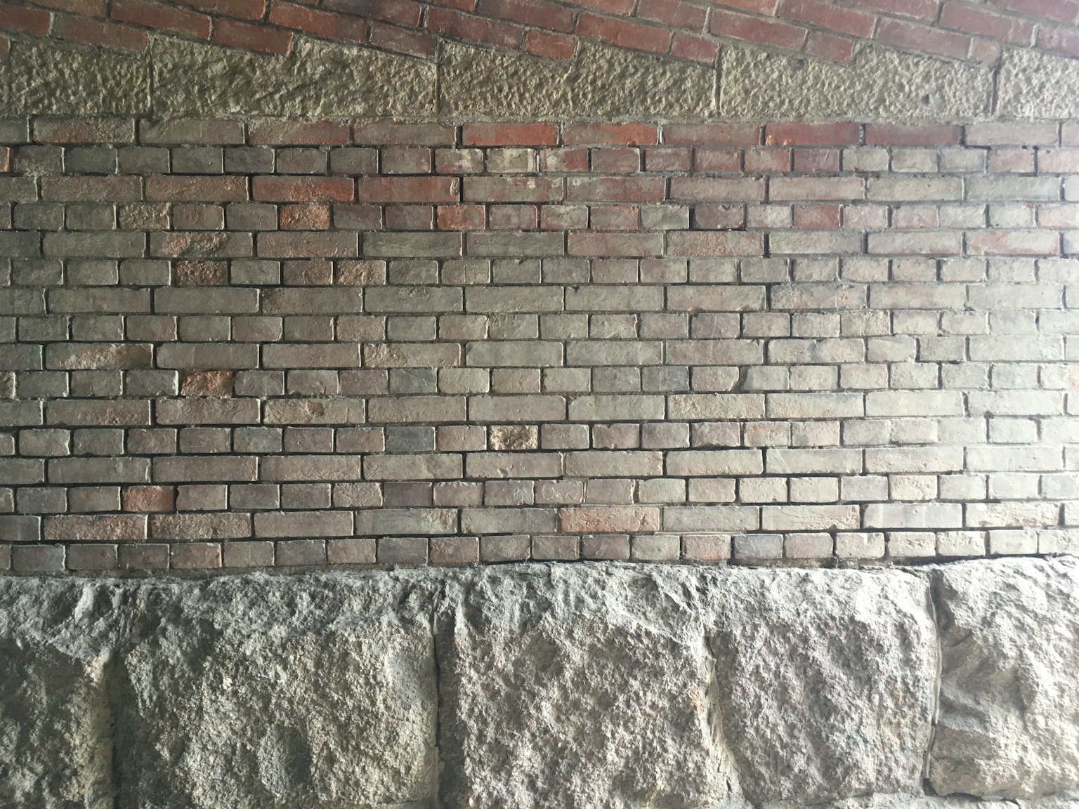 Textura detallada de una pared de ladrillo y piedra