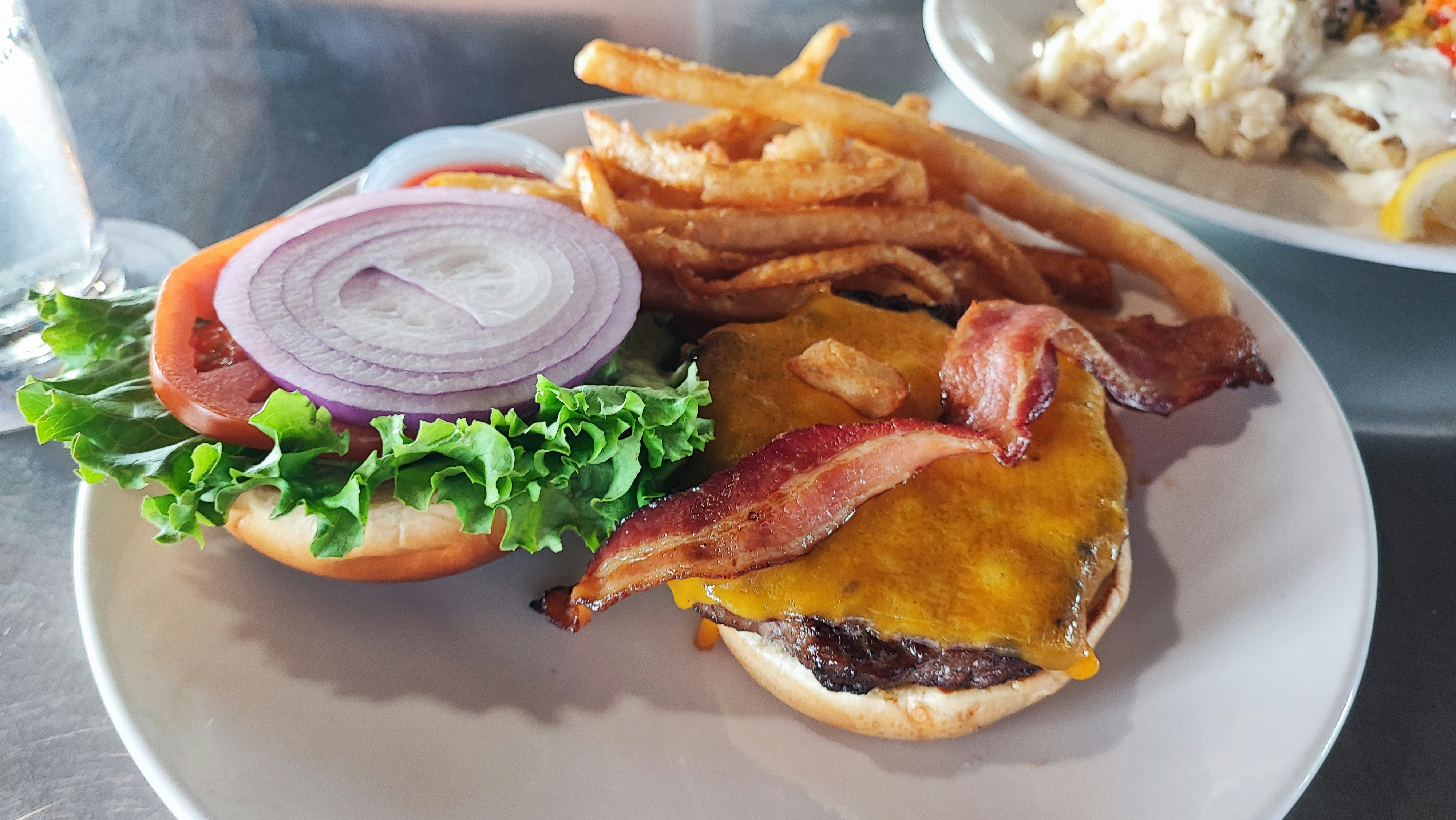 Burger, frites et salade dans une assiette