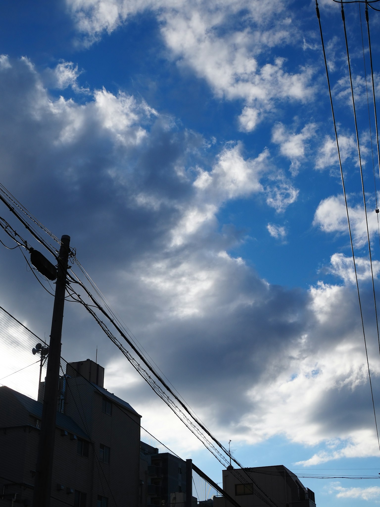 藍天和白雲下的建築輪廓