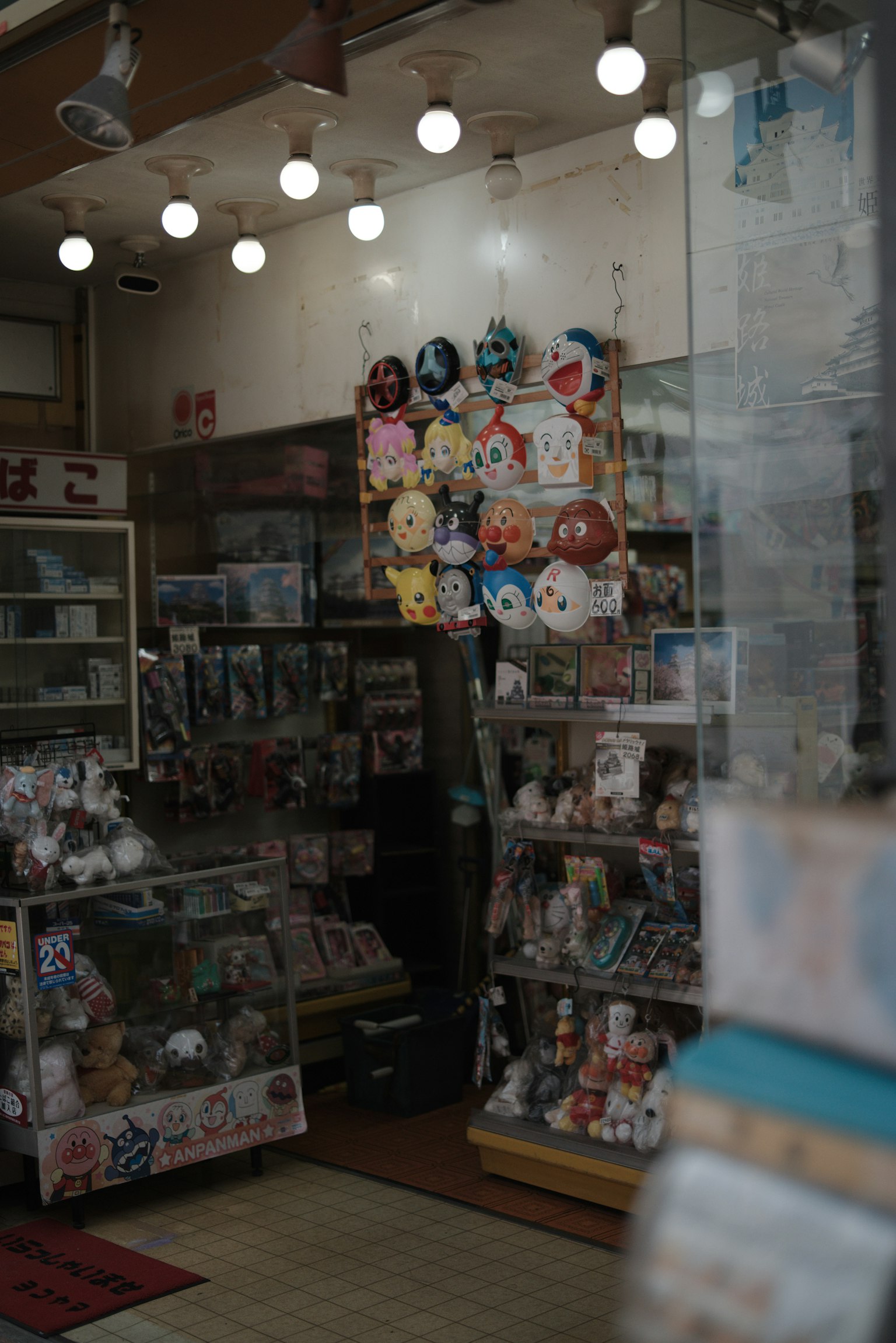 ภาพภายในร้านขายของเล่นที่มีตุ๊กตานุ่มและสินค้าหลากสีสันใต้แสงสว่าง