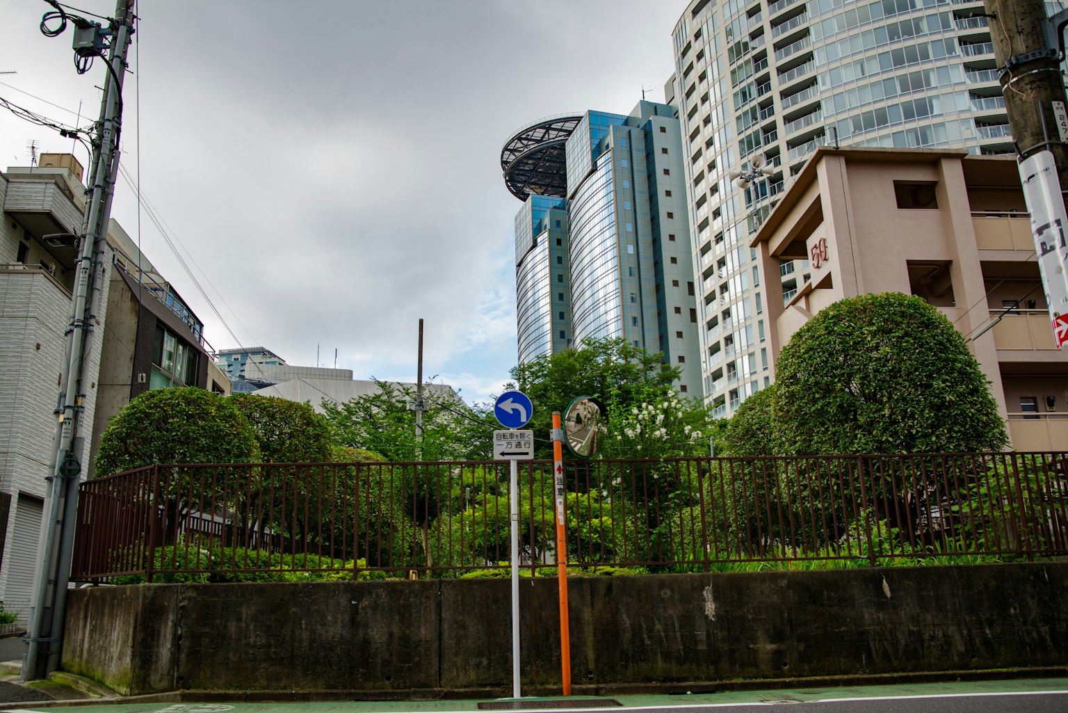 Paisaje urbano con edificios altos y un parque verde