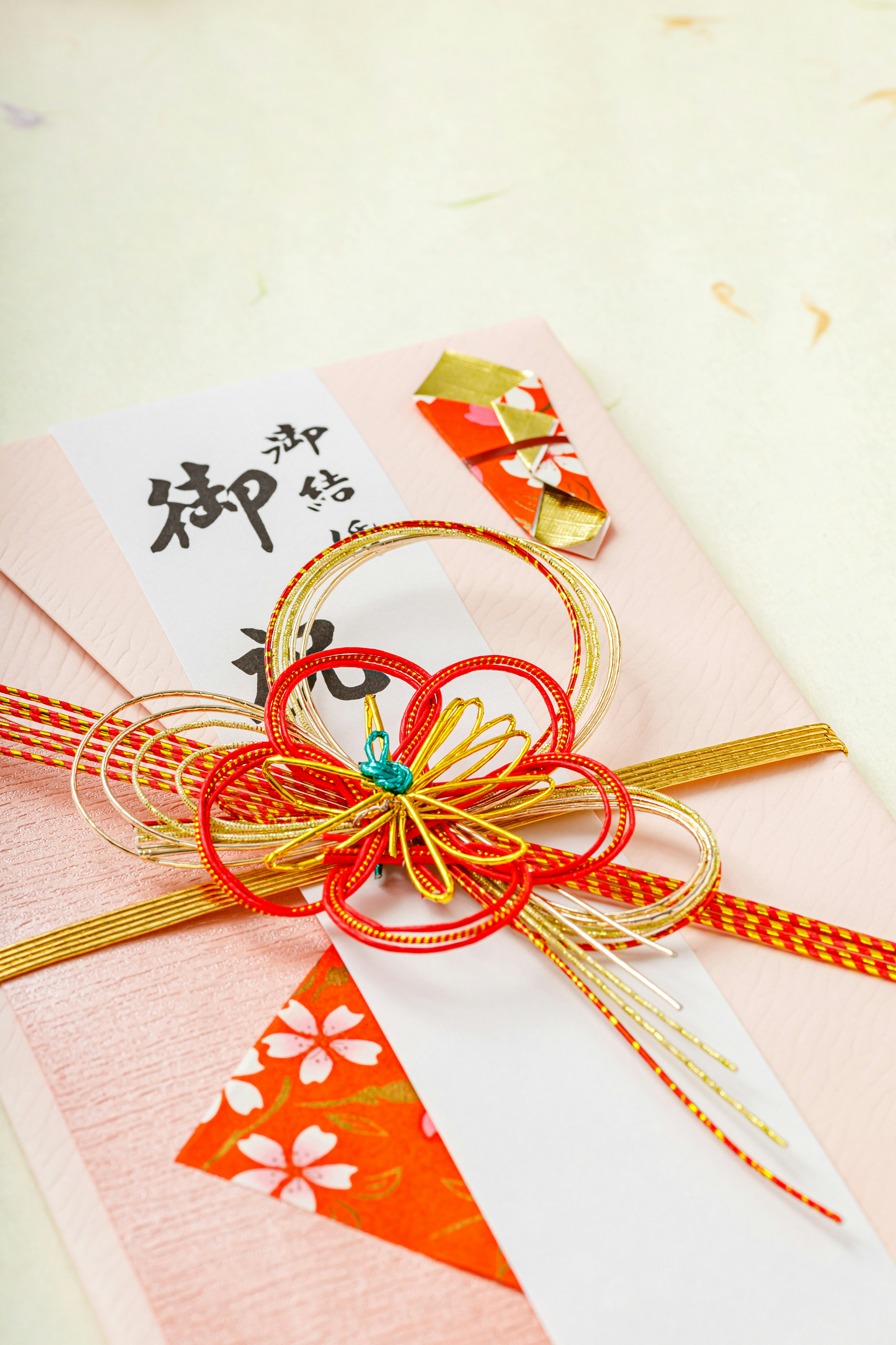 結婚祝いのご祝儀袋と水引の飾りが並ぶ