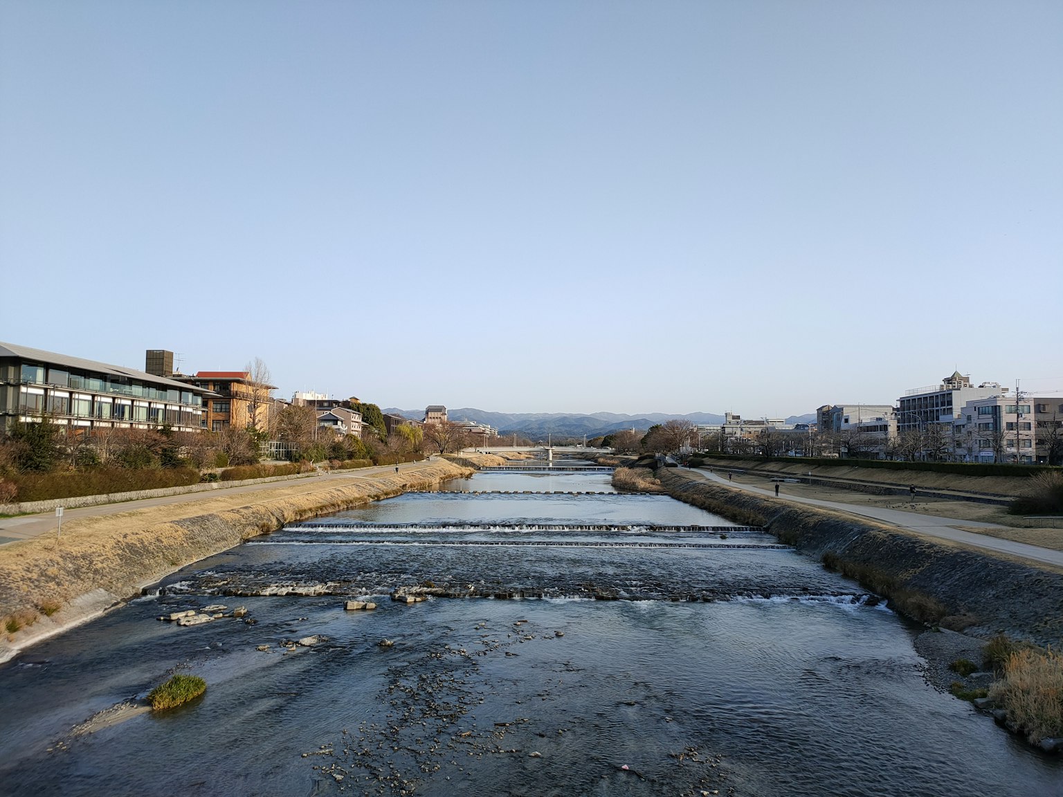 Flujo tranquilo del río con edificios circundantes en el paisaje