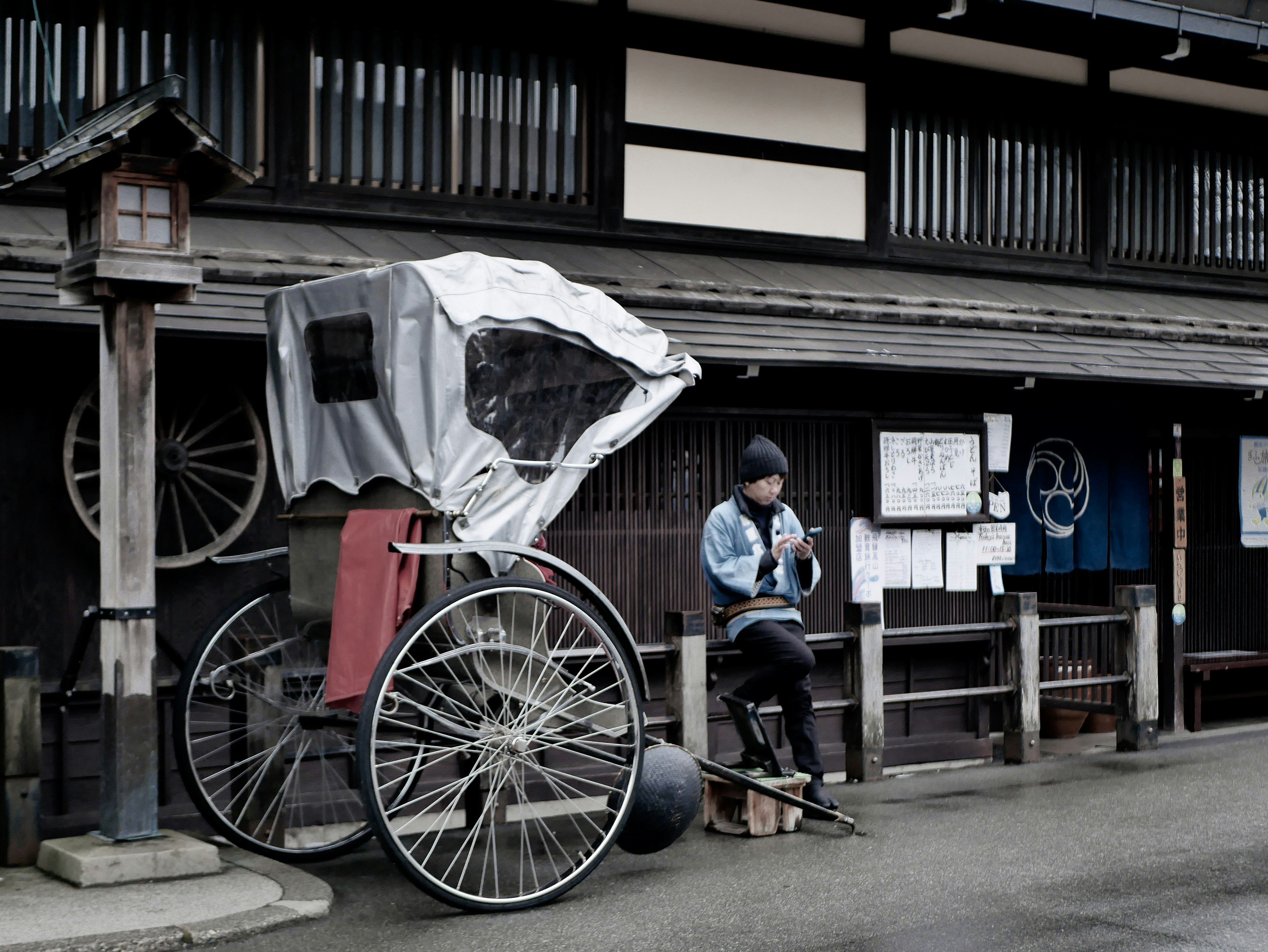 人力車と古い町並みの路地で休む人