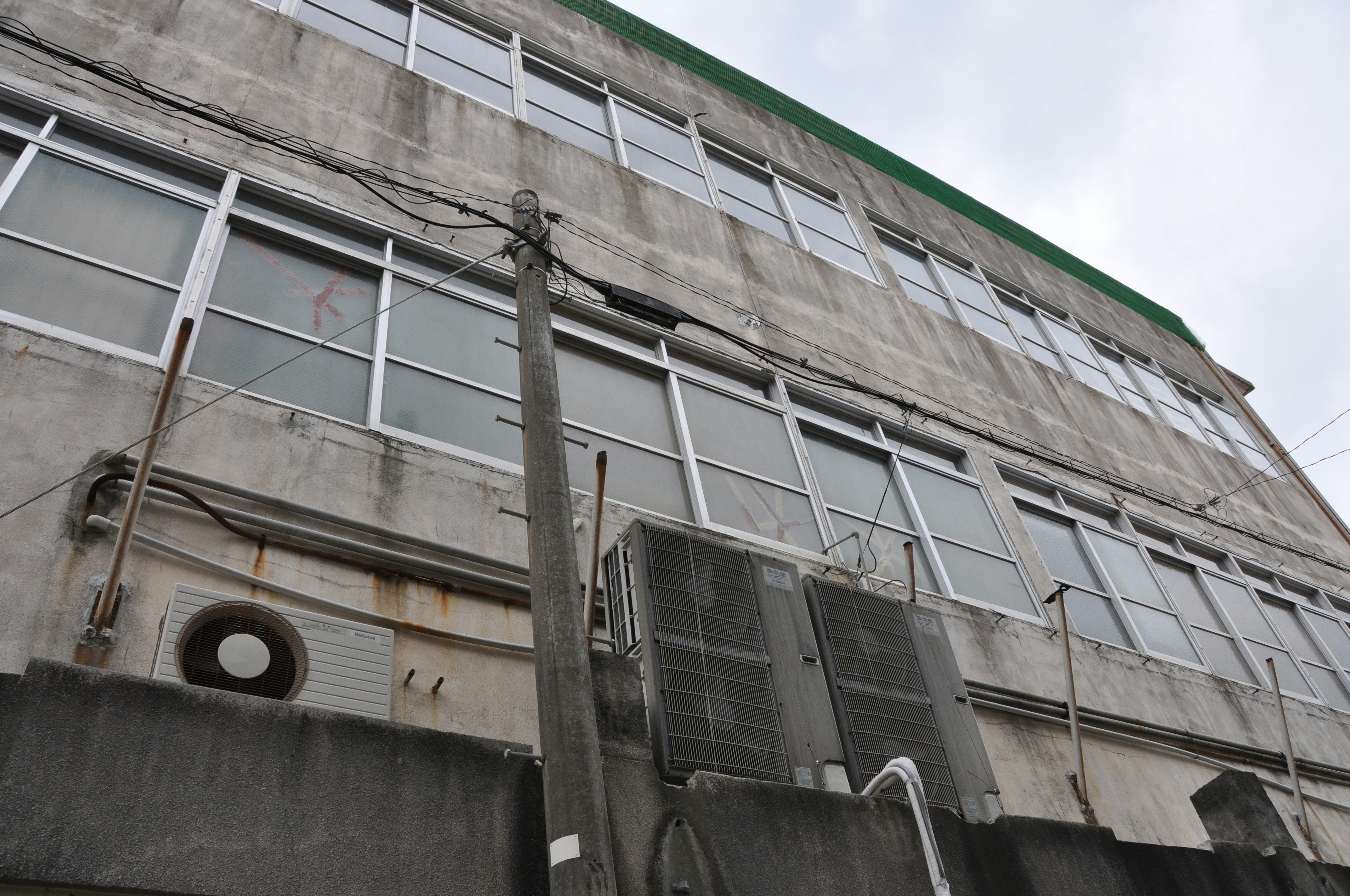 façade et fenêtres d’un ancien bâtiment industriel