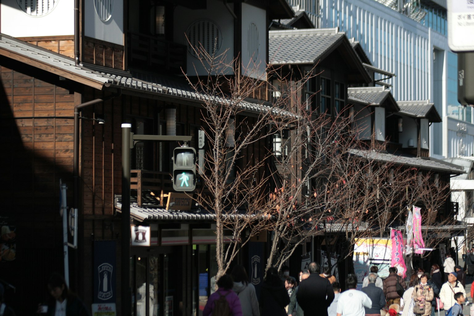 街道景观，传统木建筑和行人
