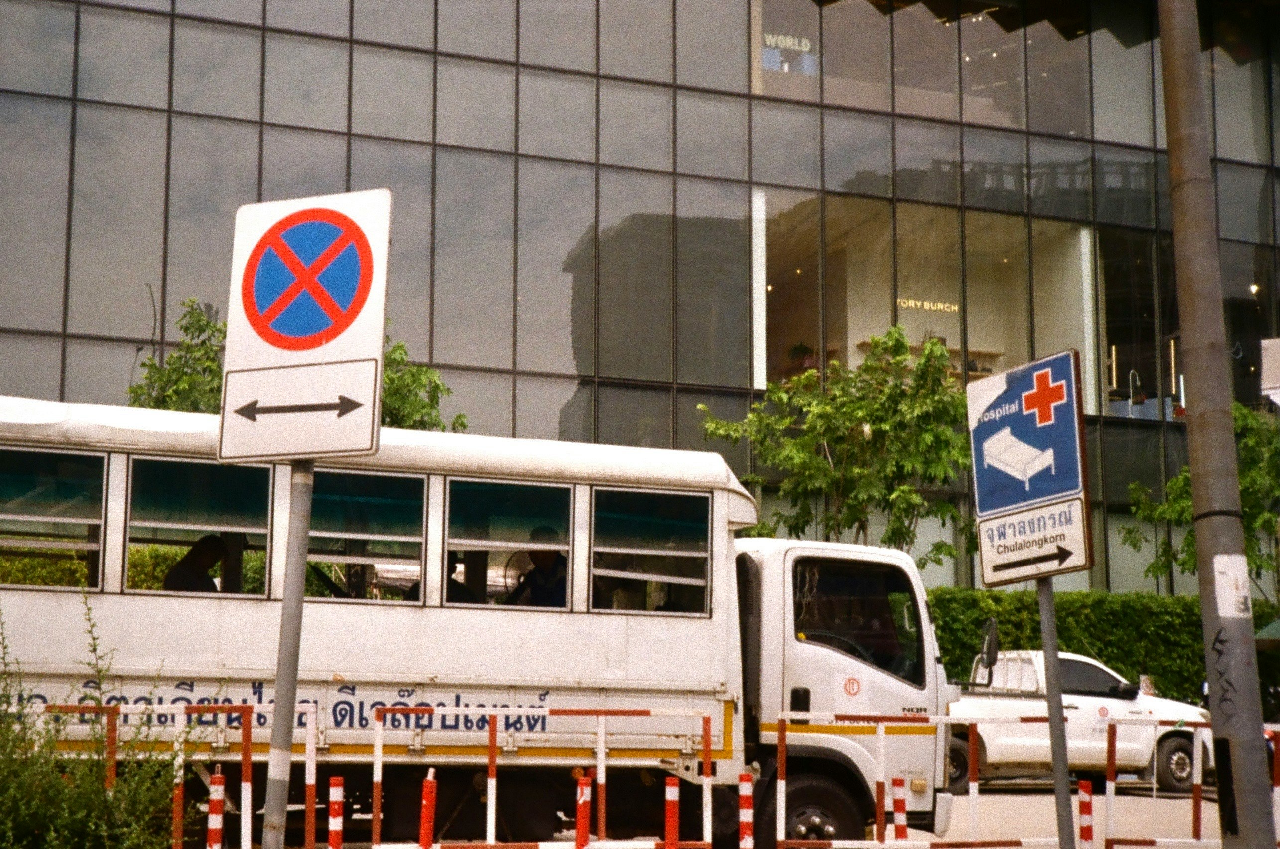 バス停前の車道と標識がある街の風景