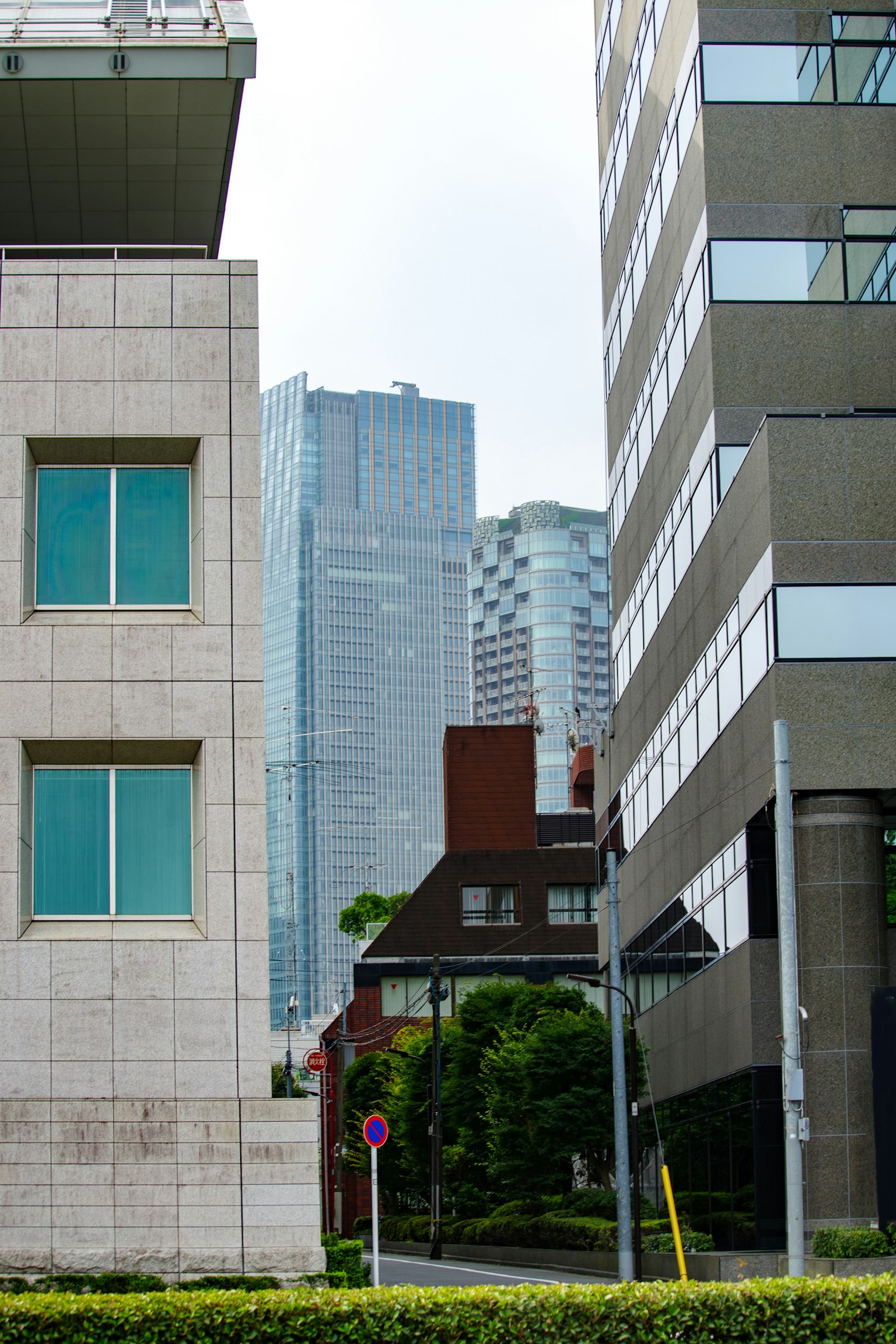 Paysage urbain avec des bâtiments modernes et une maison traditionnelle en contraste