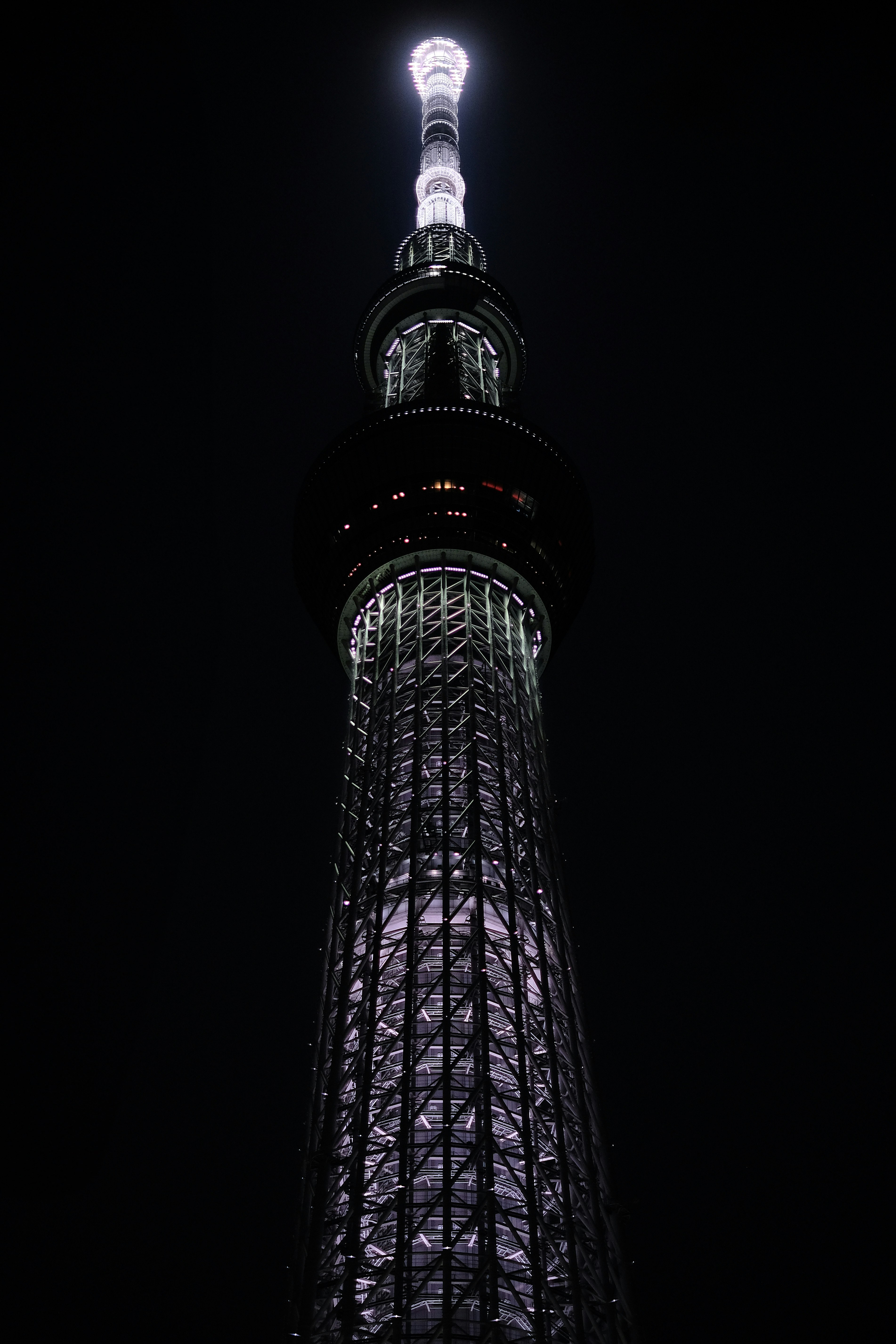 夜空にそびえる東京スカイツリーのライトアップ