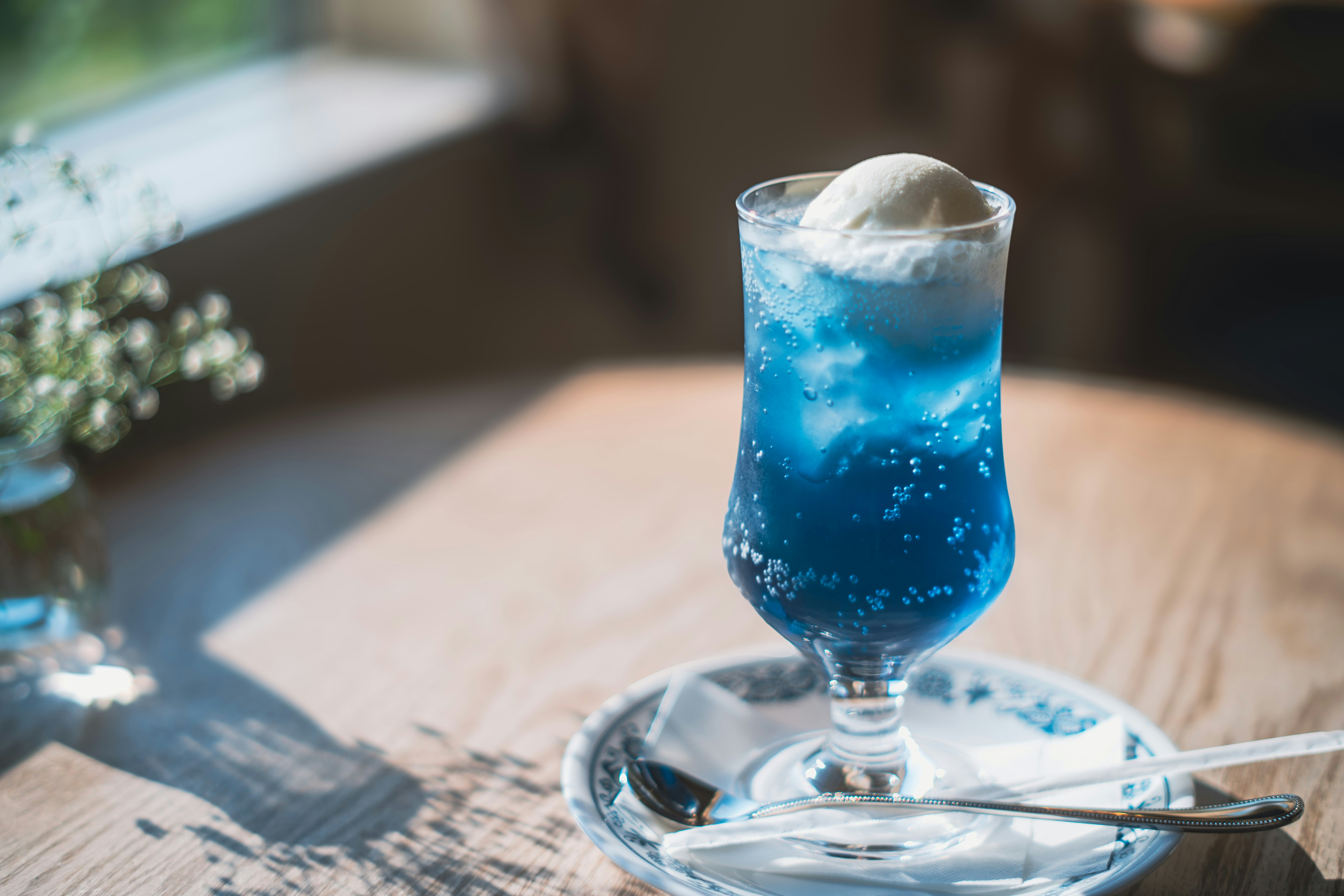 青いカクテルのグラスと氷の入った飲み物