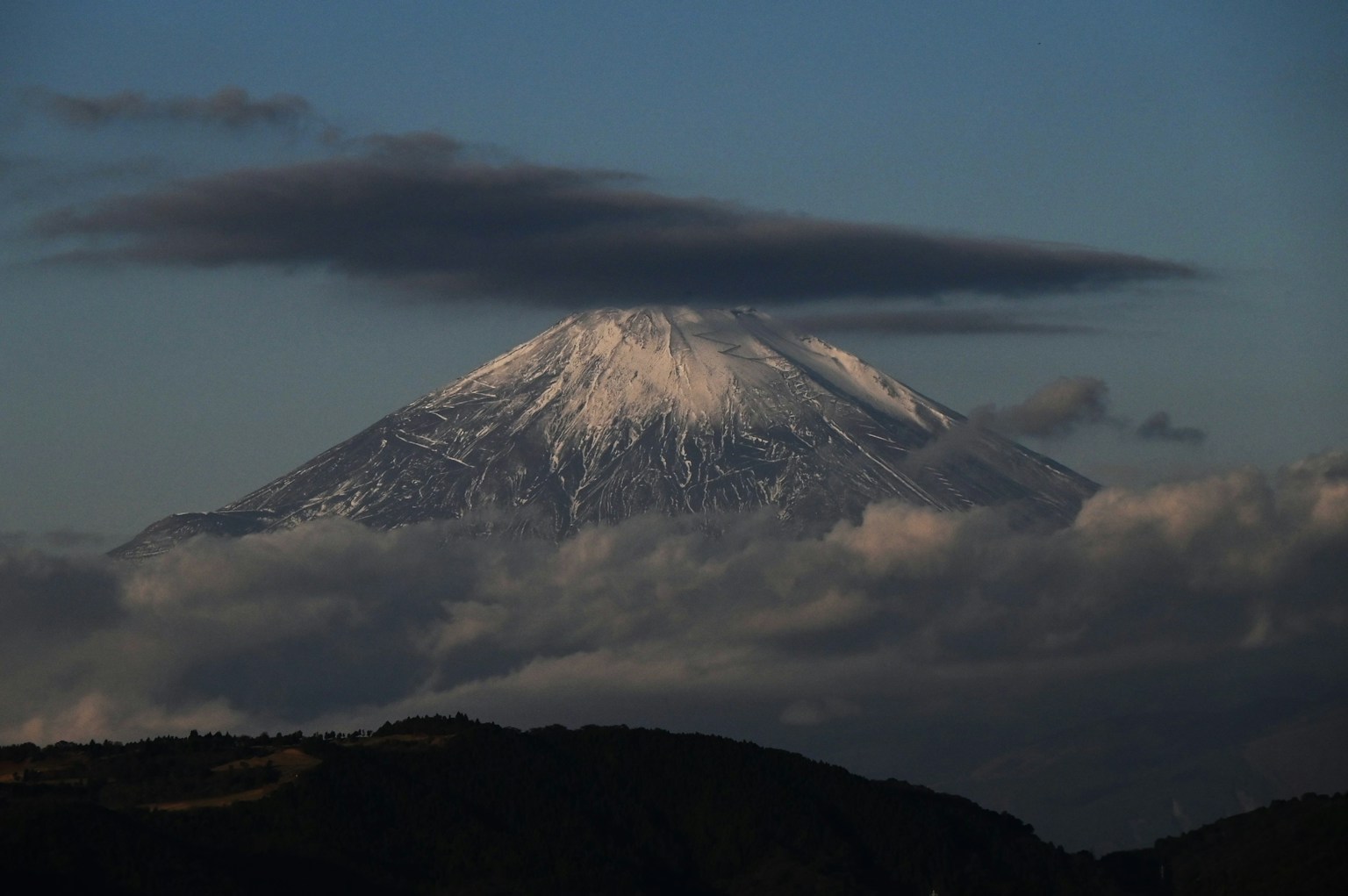 Hermoso paisaje montañoso cubierto de nieve con nubes en el cielo
