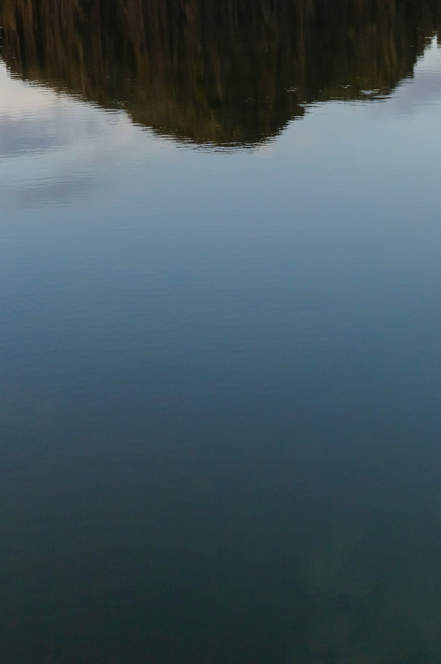 寧靜的湖面映照山景