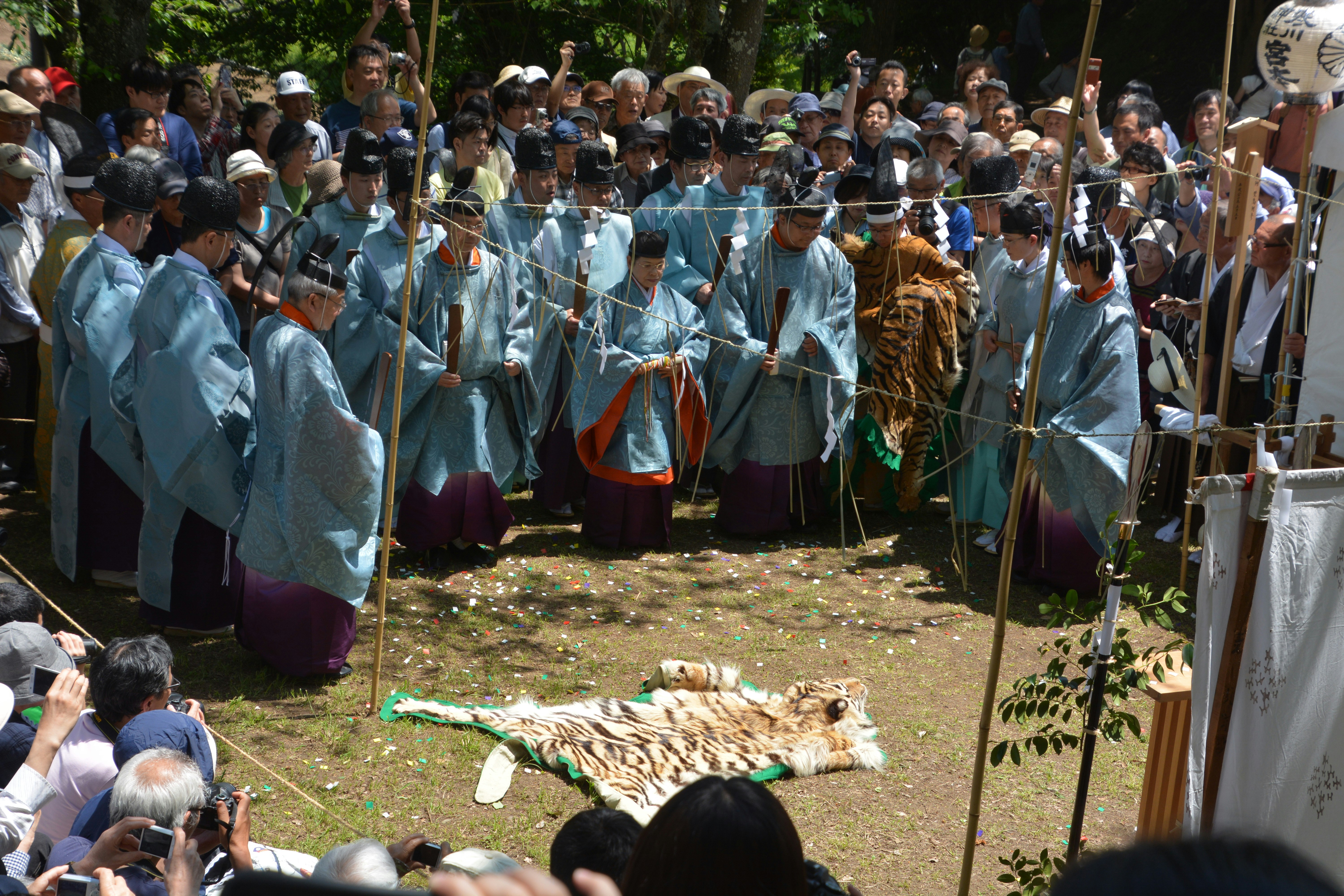 processione all’aperto di persone con strumenti cerimoniali