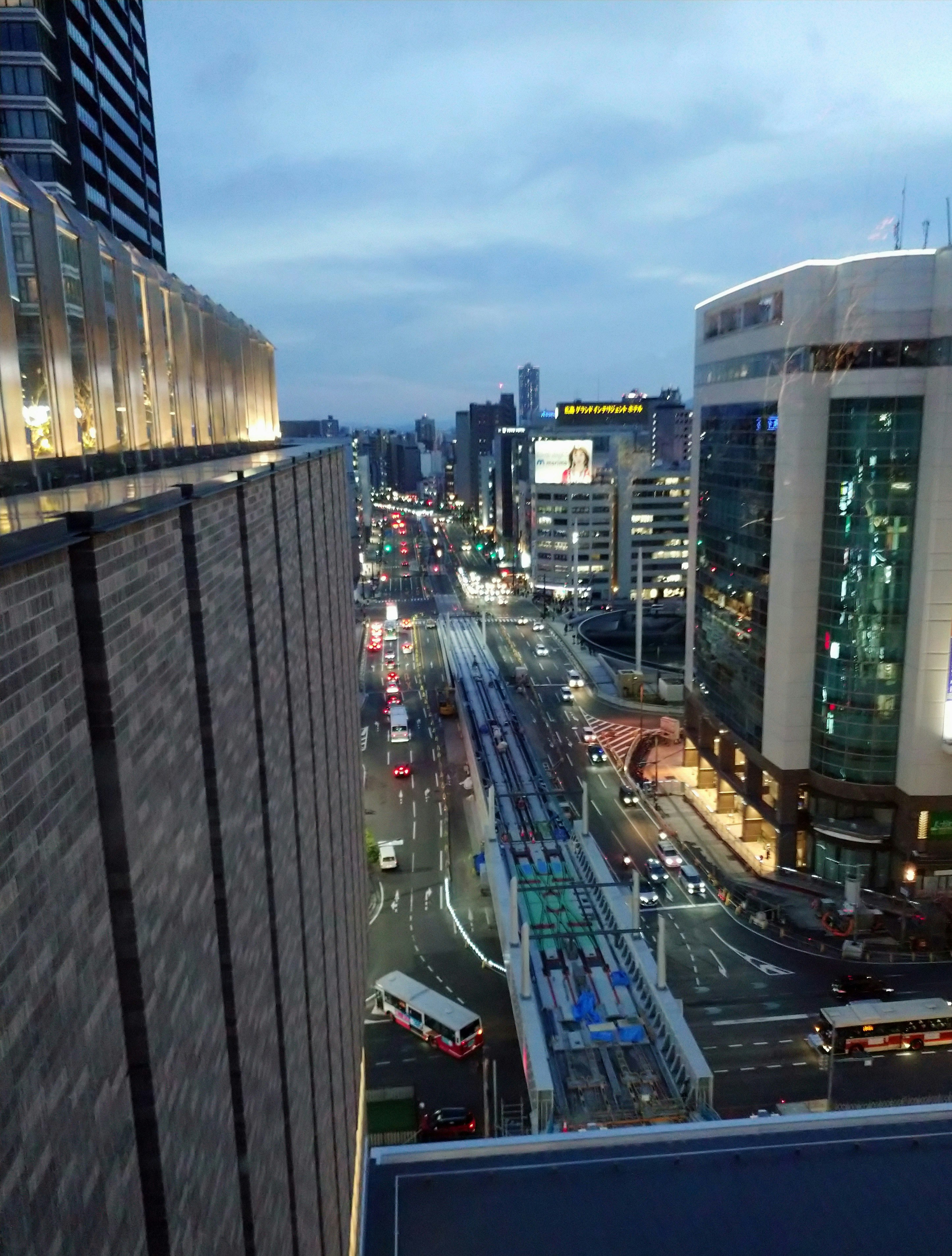 工事中の線路がある都市の街並み