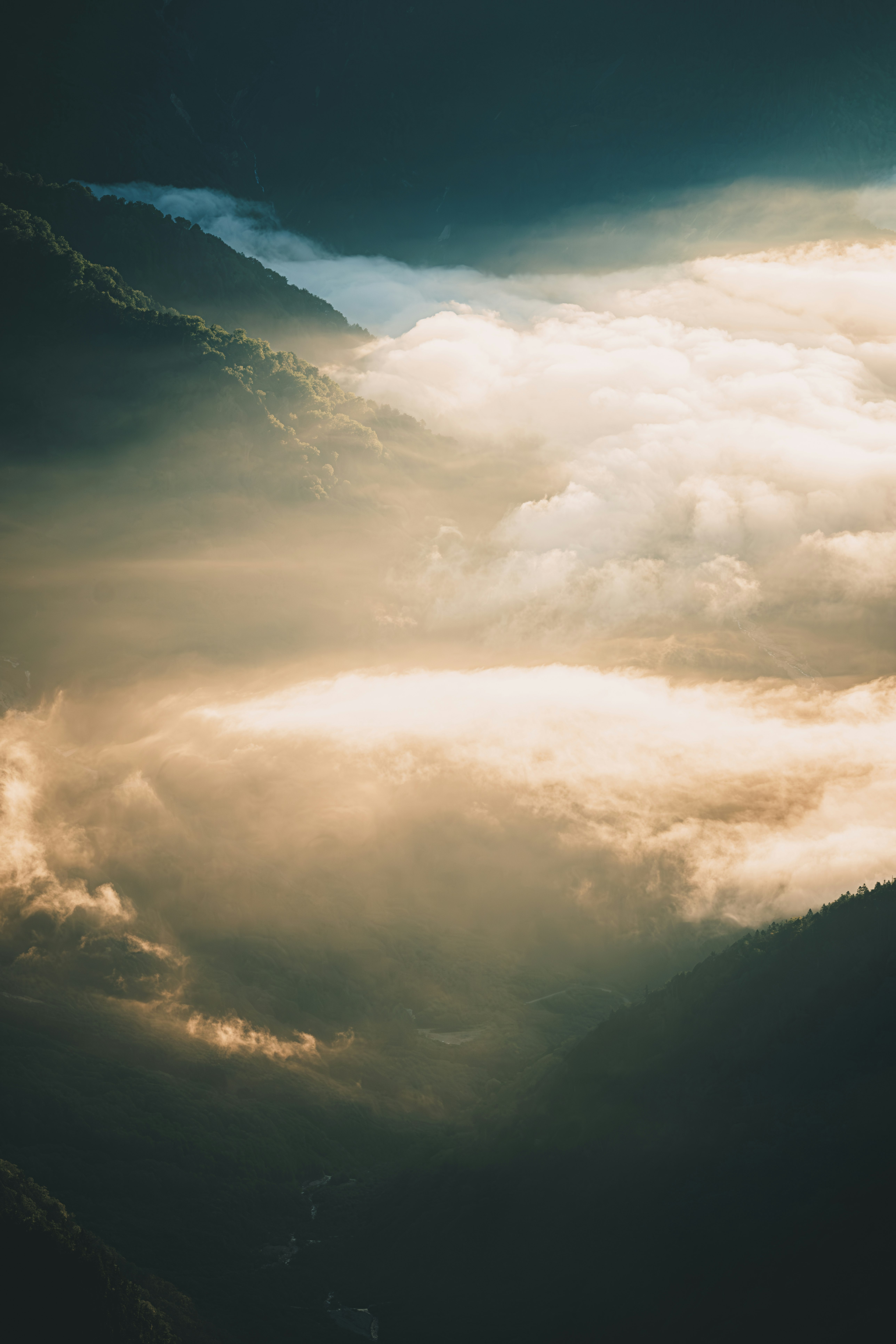 chaînes de montagnes au-dessus d’une mer de nuages