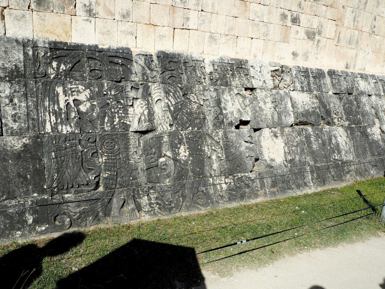 Alter Steinwand mit komplexen Schnitzereien