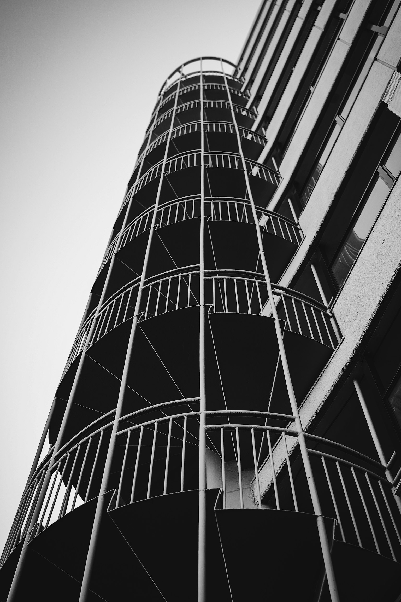 黑白圖片中從下方看到的建築螺旋樓梯
