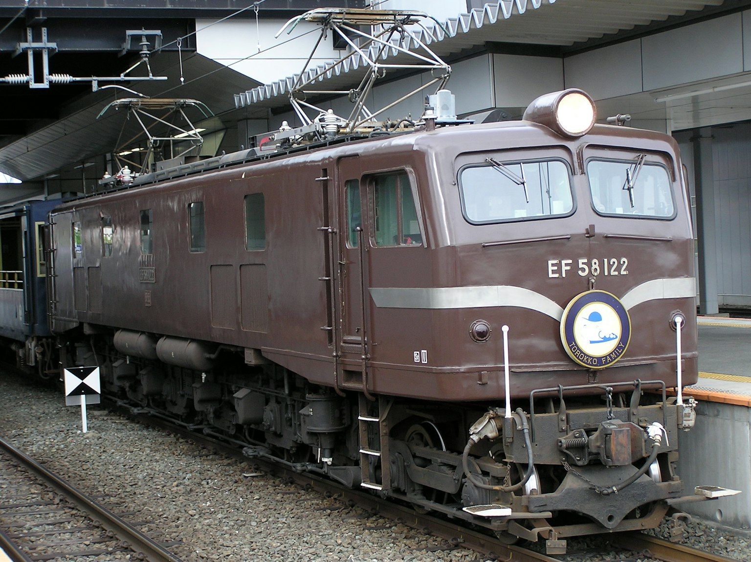 Locomotiva elettrica marrone EF58122 parcheggiata in stazione