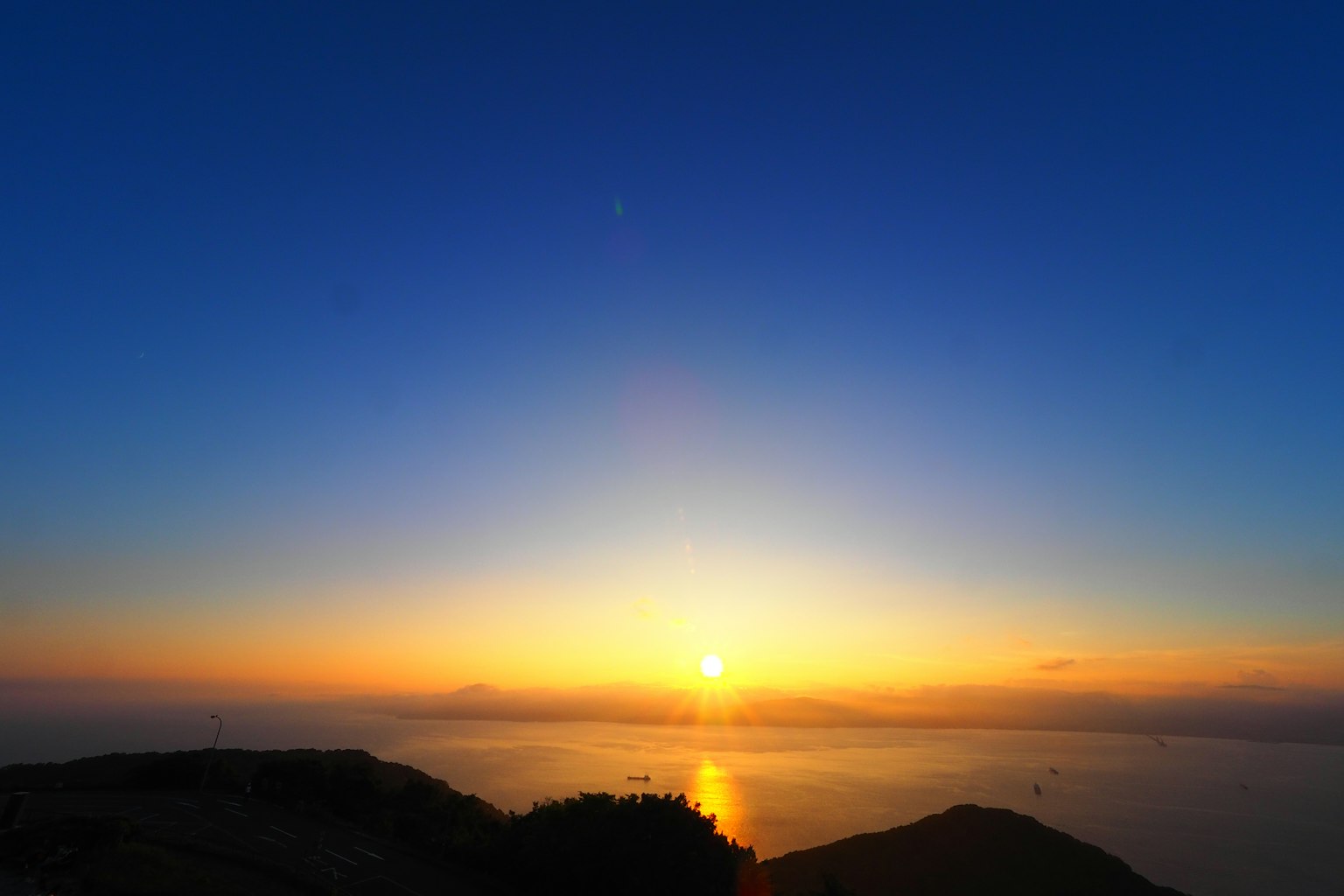 Wunderschöne Landschaft des Sonnenuntergangs über dem Ozean