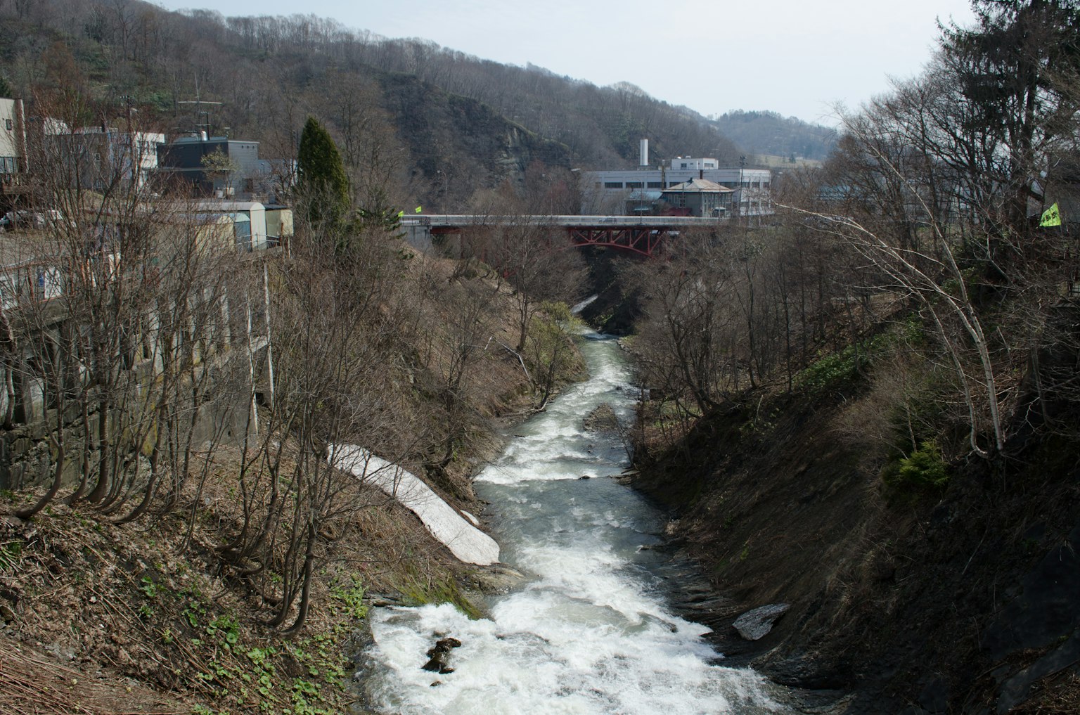 Landschaftsansicht eines Flusses mit Gebäuden im Hintergrund