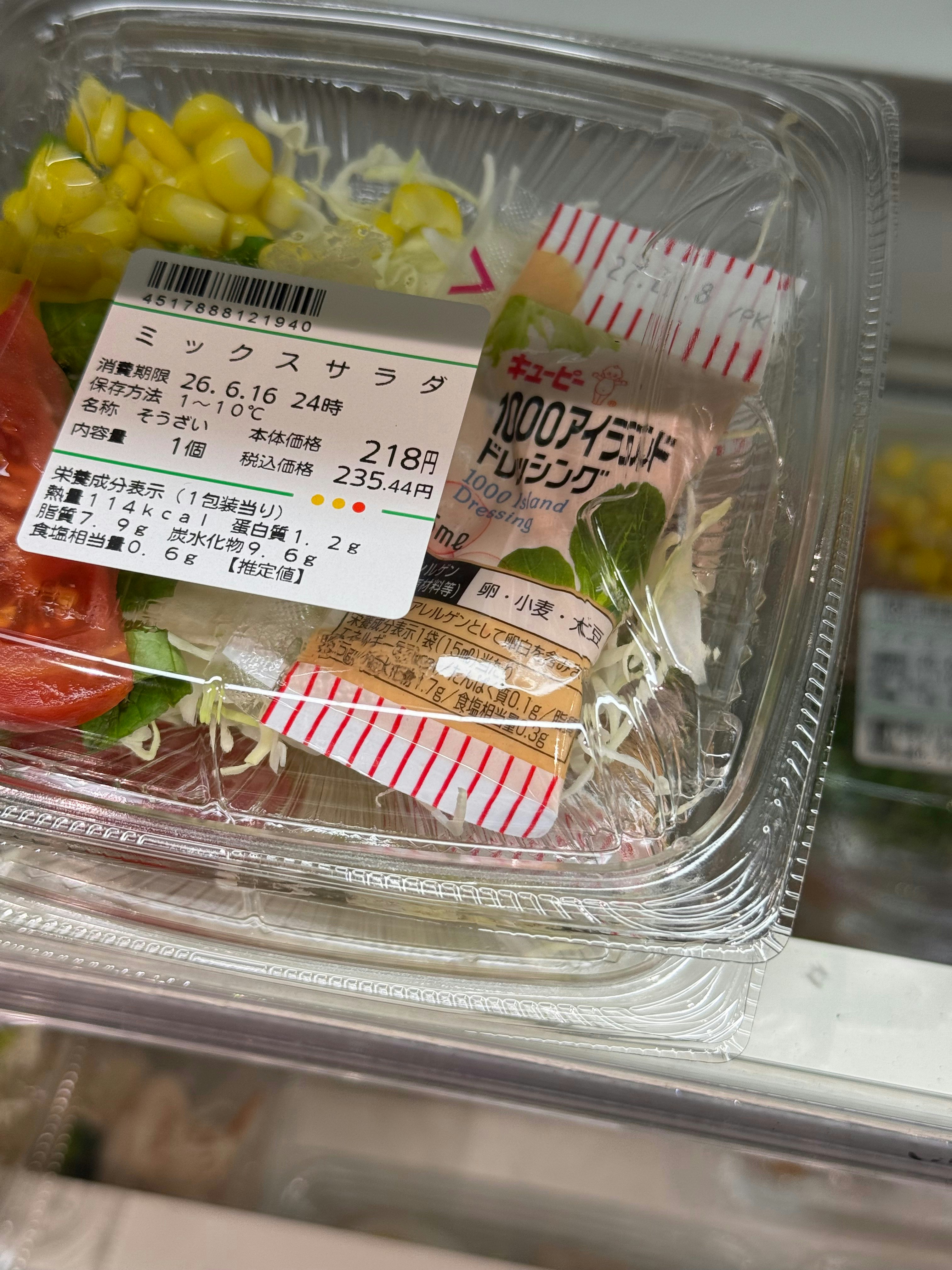 食品トレーに並ぶカット野菜とラベル付き商品