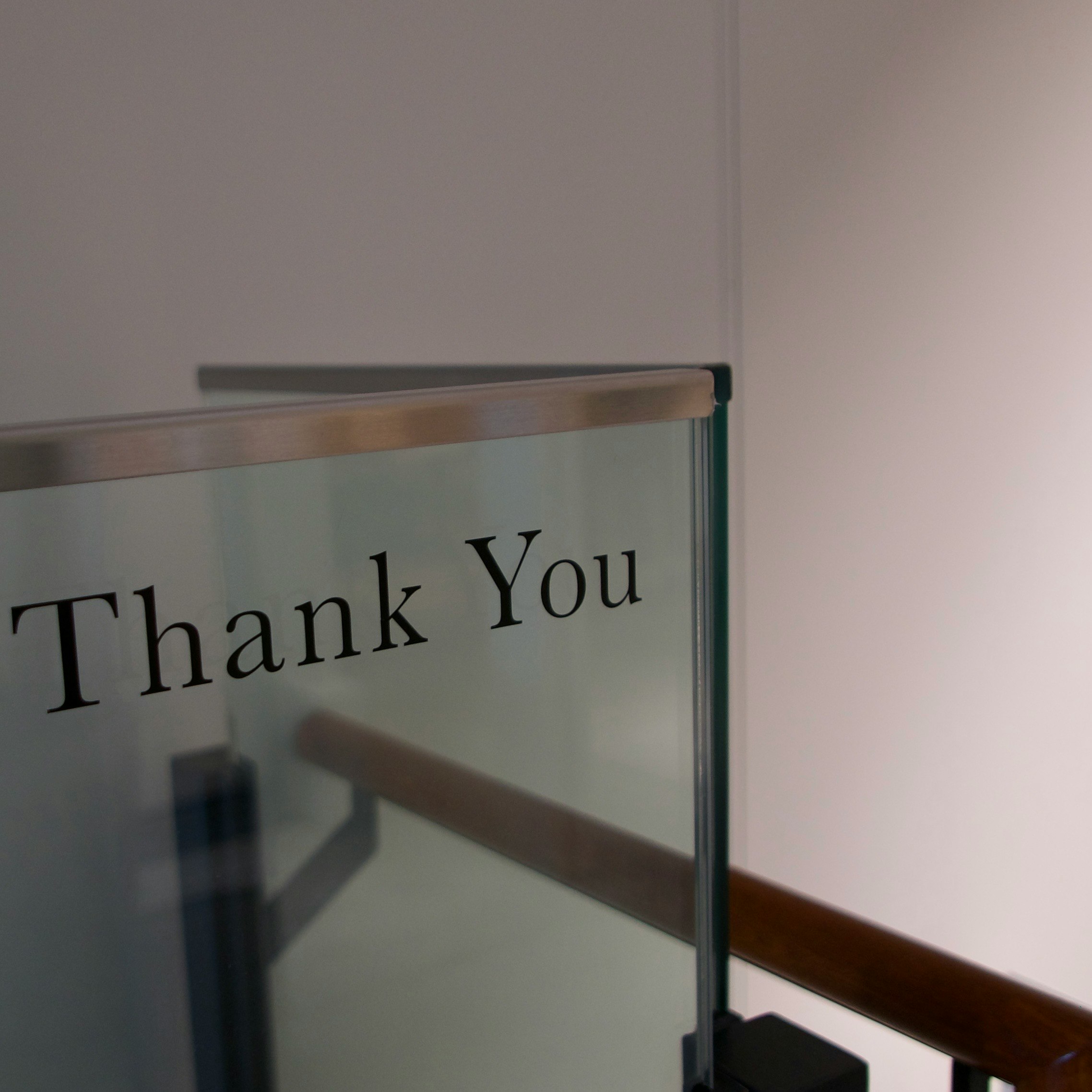 「Thank You」の文字が入ったガラスの掲示板
