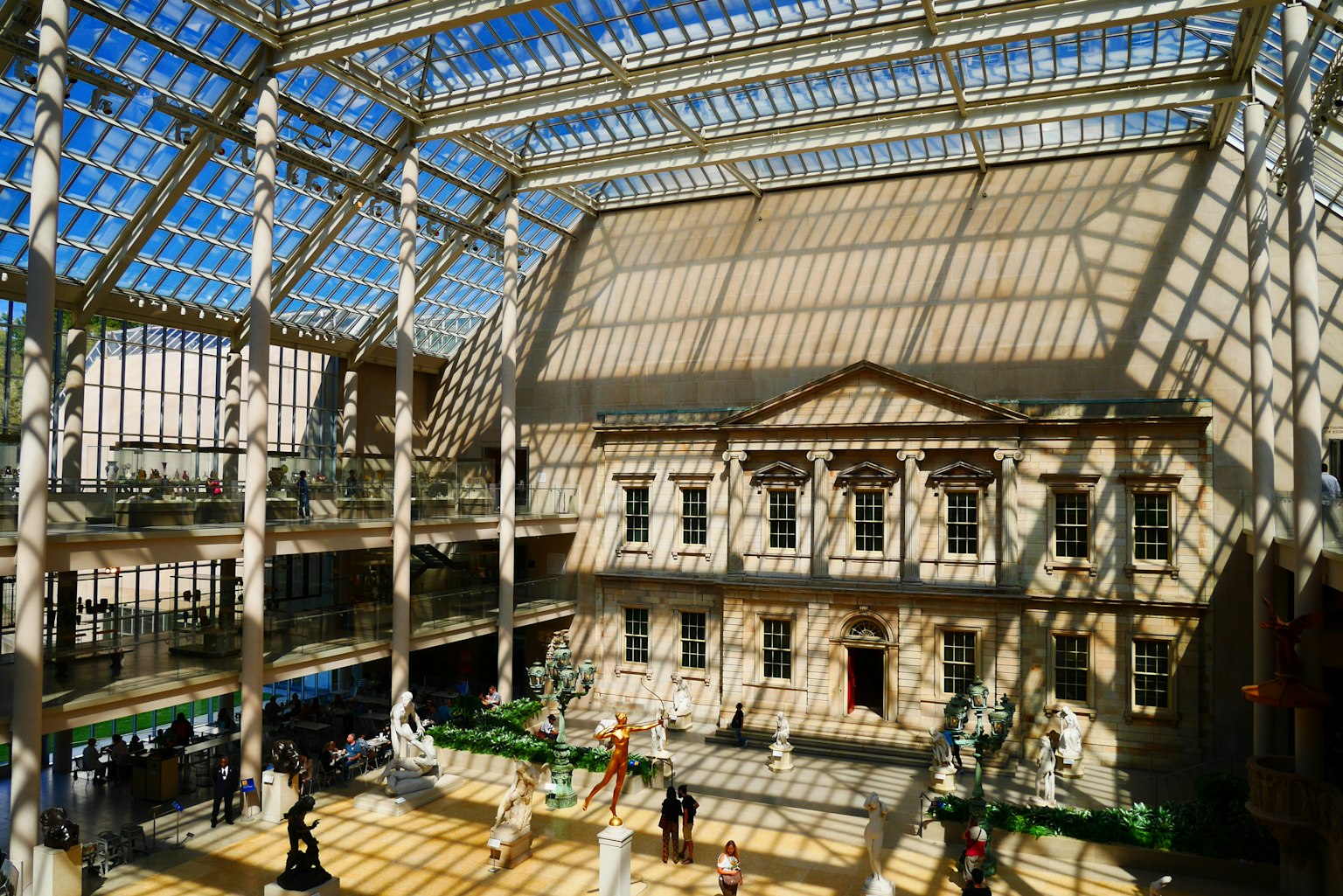 Intérieur spacieux d'un musée d'art avec un bâtiment historique et une structure de toit en verre moderne