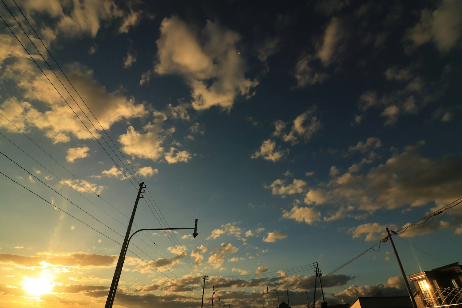 Nuages dans un ciel de coucher de soleil avec des lignes électriques