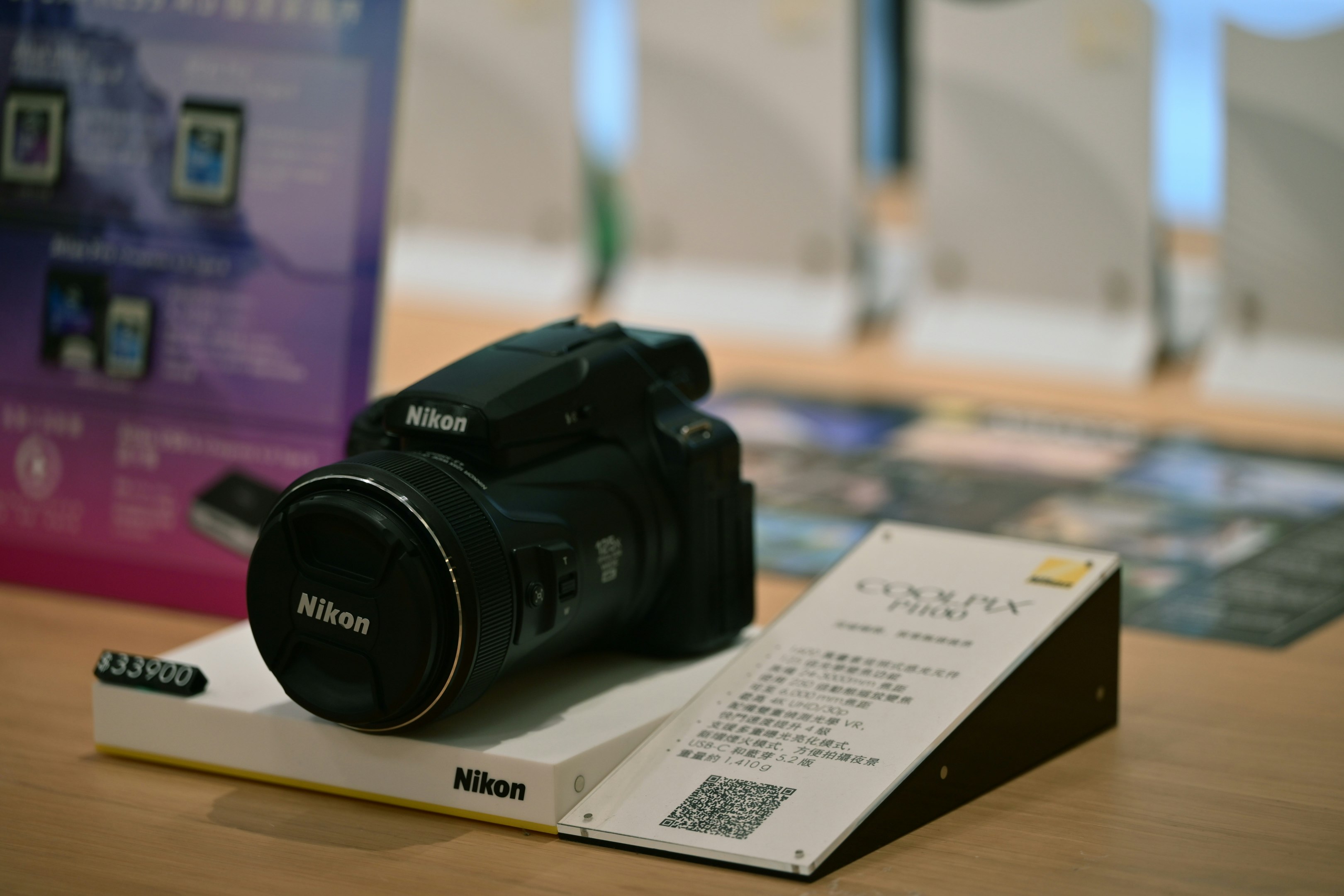 テーブル上のNikonカメラとパンフレット