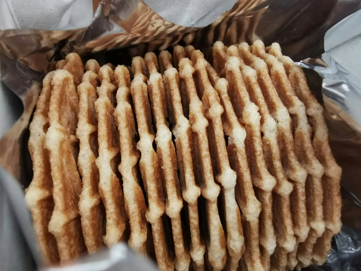 Galletas de waffle crujientes apiladas en un paquete