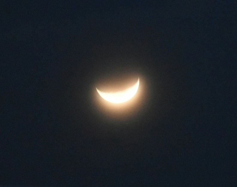 夜空に浮かぶ三日月の光