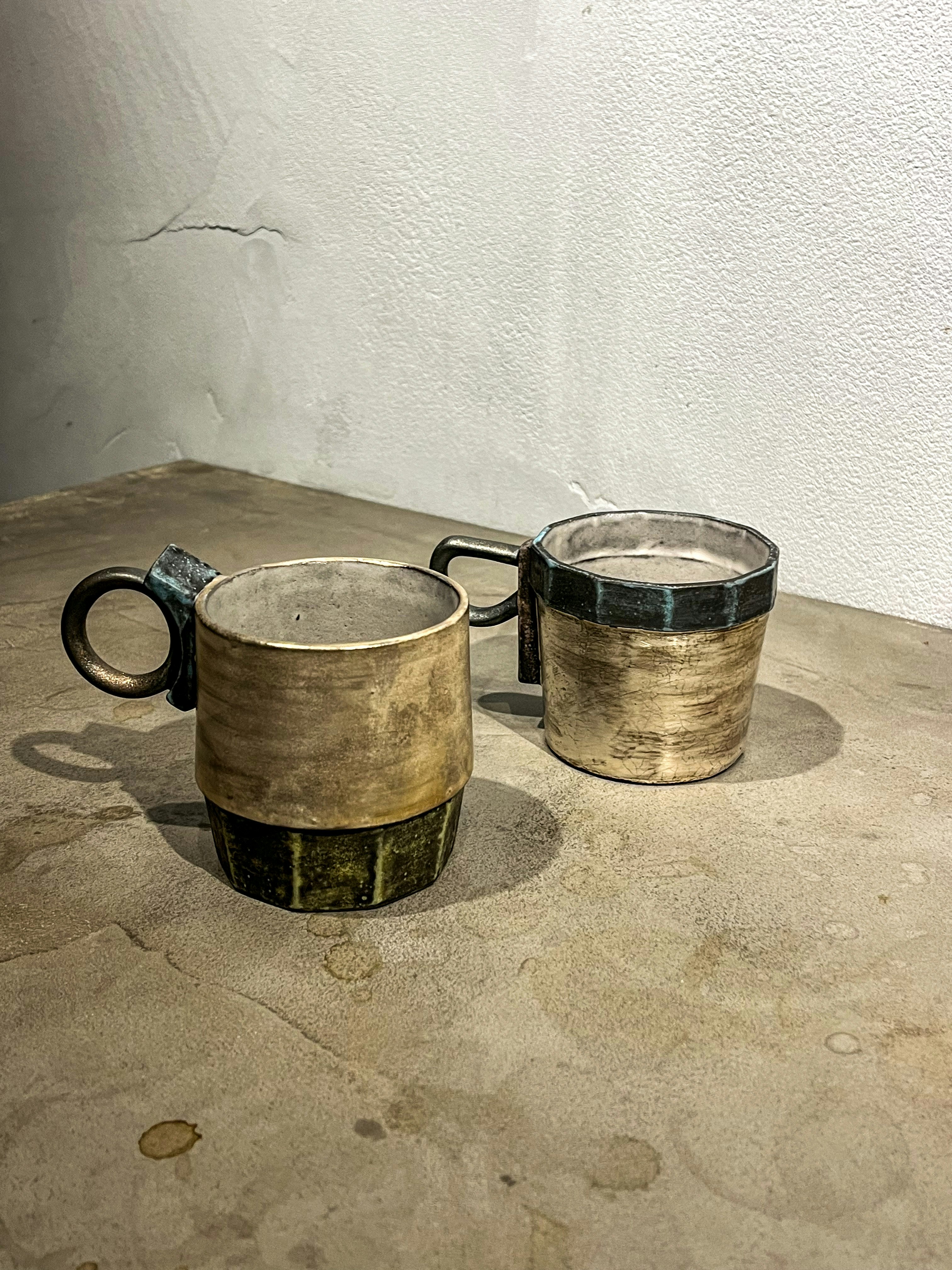 器に注がれたコーヒーのマグカップ3つ