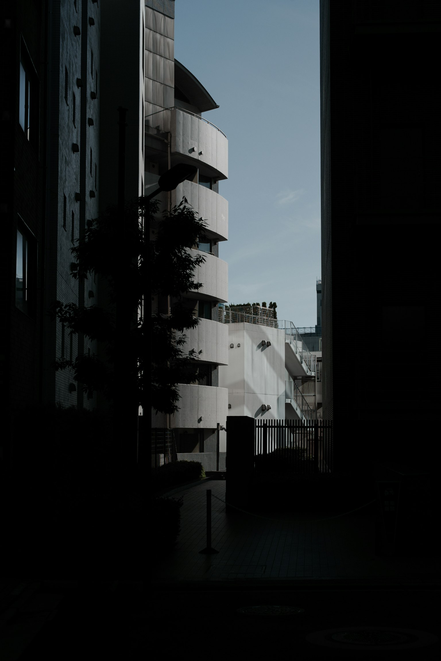 Esterno di un edificio moderno sotto un cielo blu luminoso