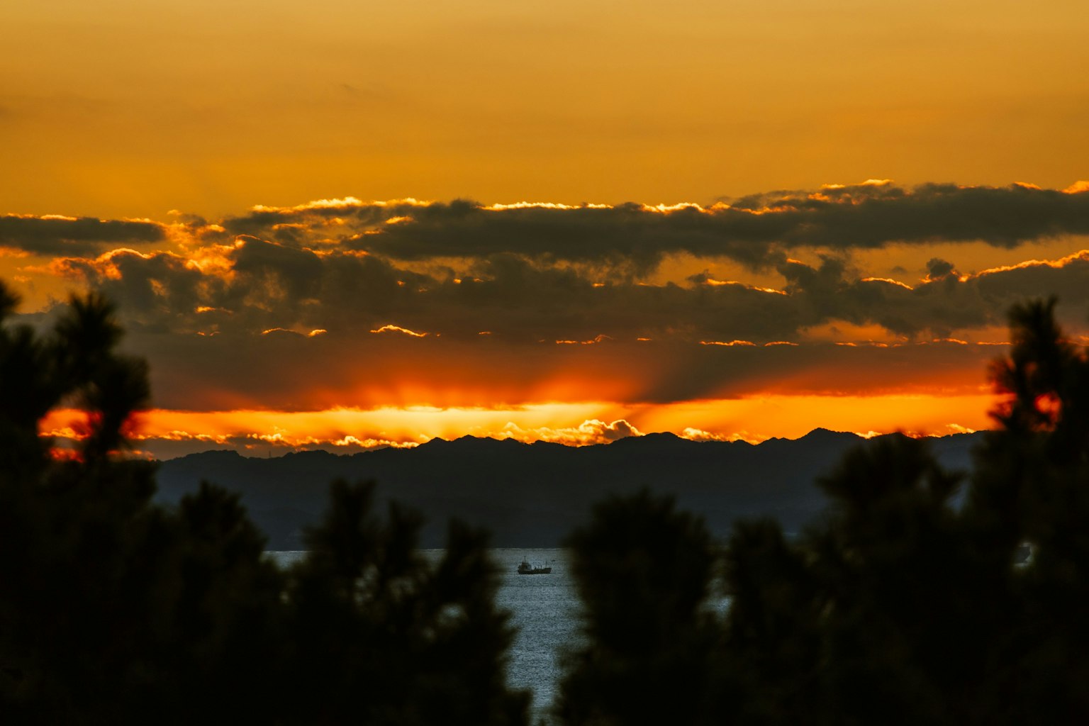 Hermosa vista del atardecer con océano y montañas