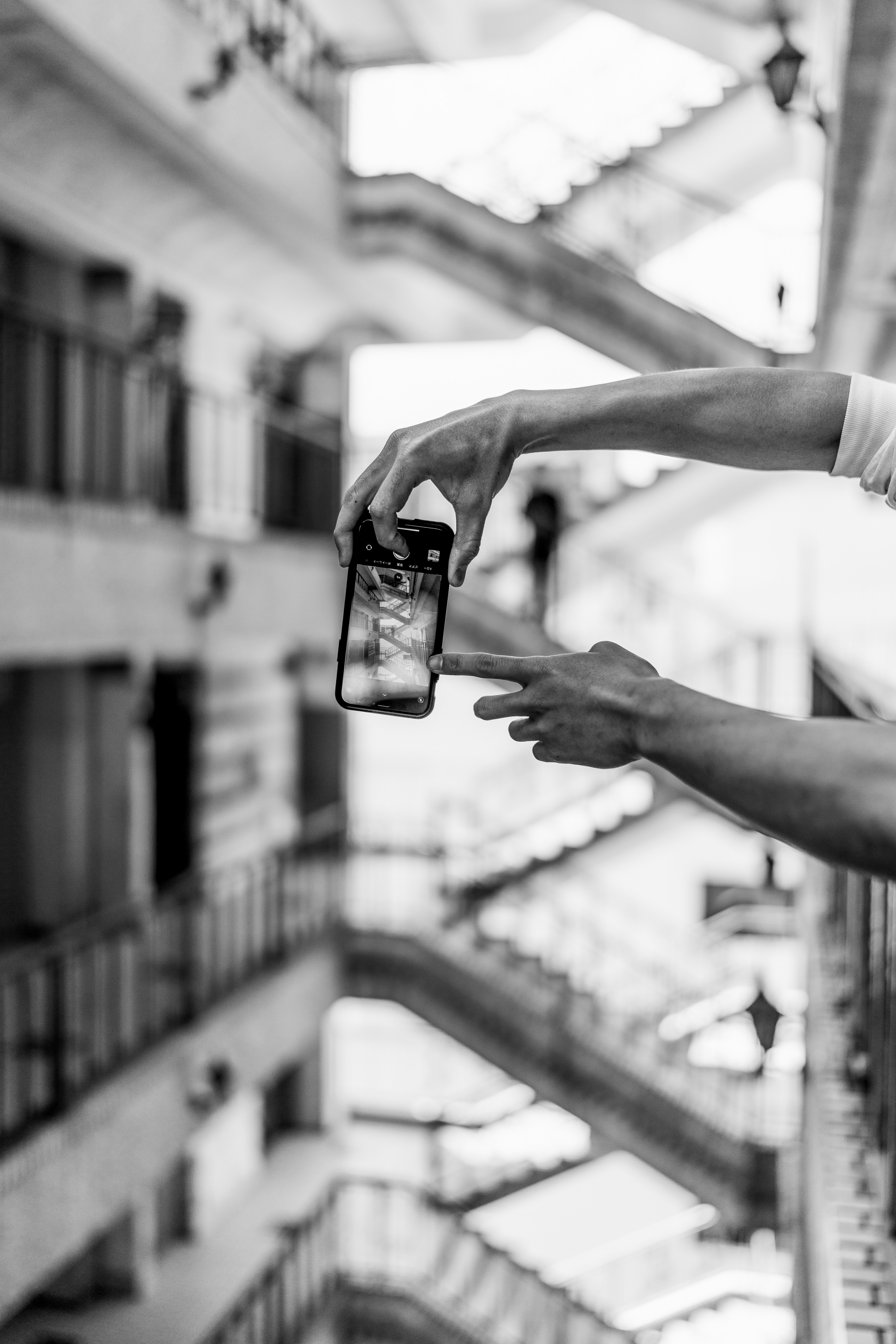 tangan memegang smartphone untuk memotret di lorong beratap