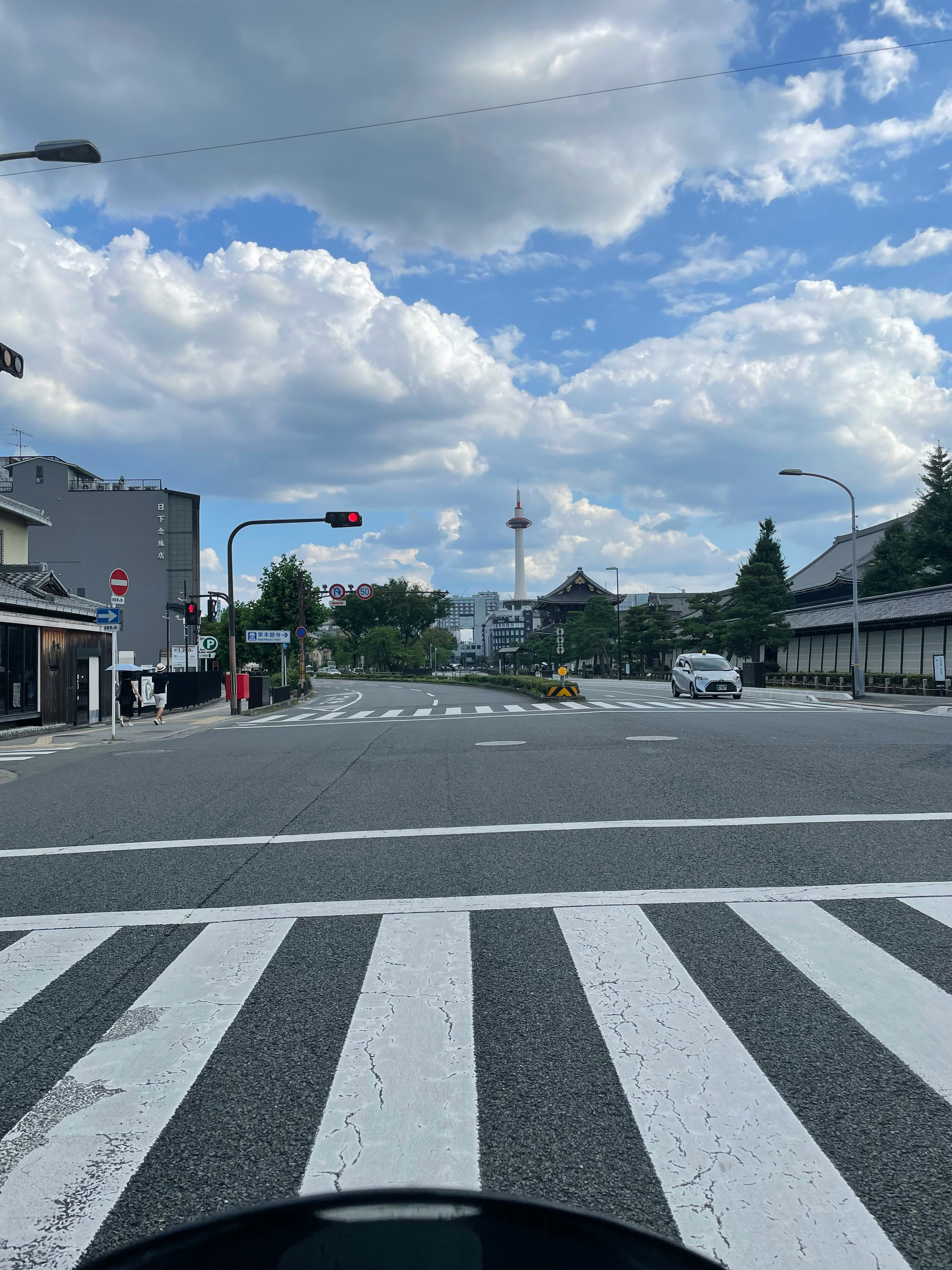 京都の交差点で信号機と横断歩道が見える夏の街並み